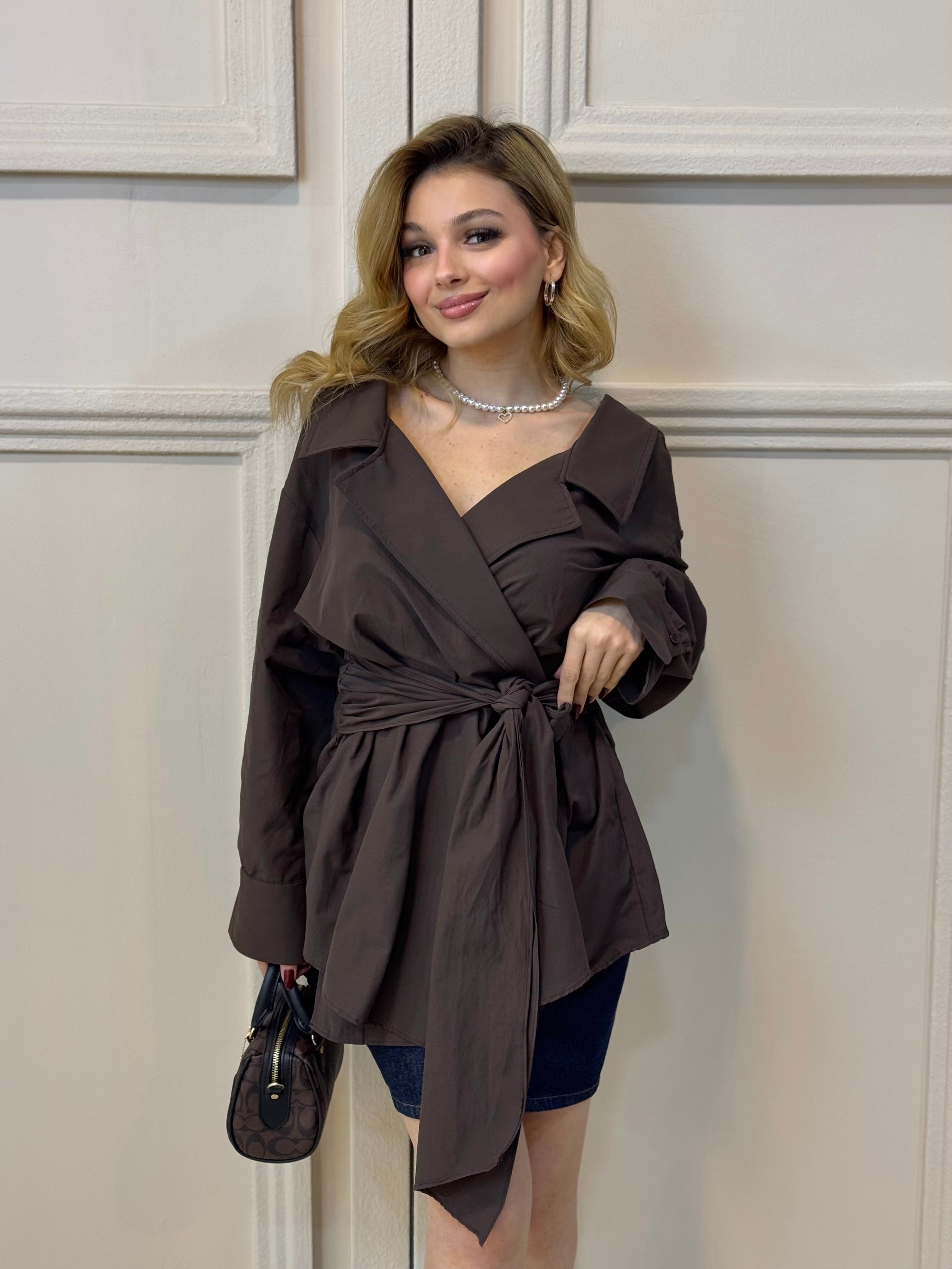 Kahverengi Açık Yaka Kuşaklı Gömlek