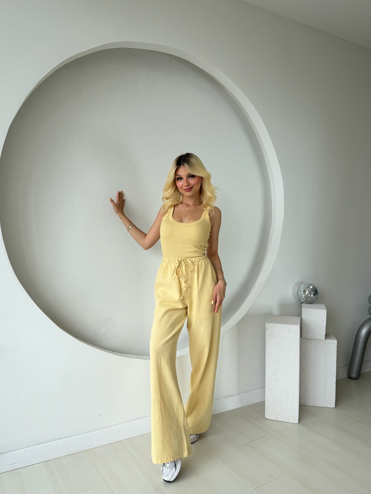 Beli Bağcıklı Keten Pantolon
