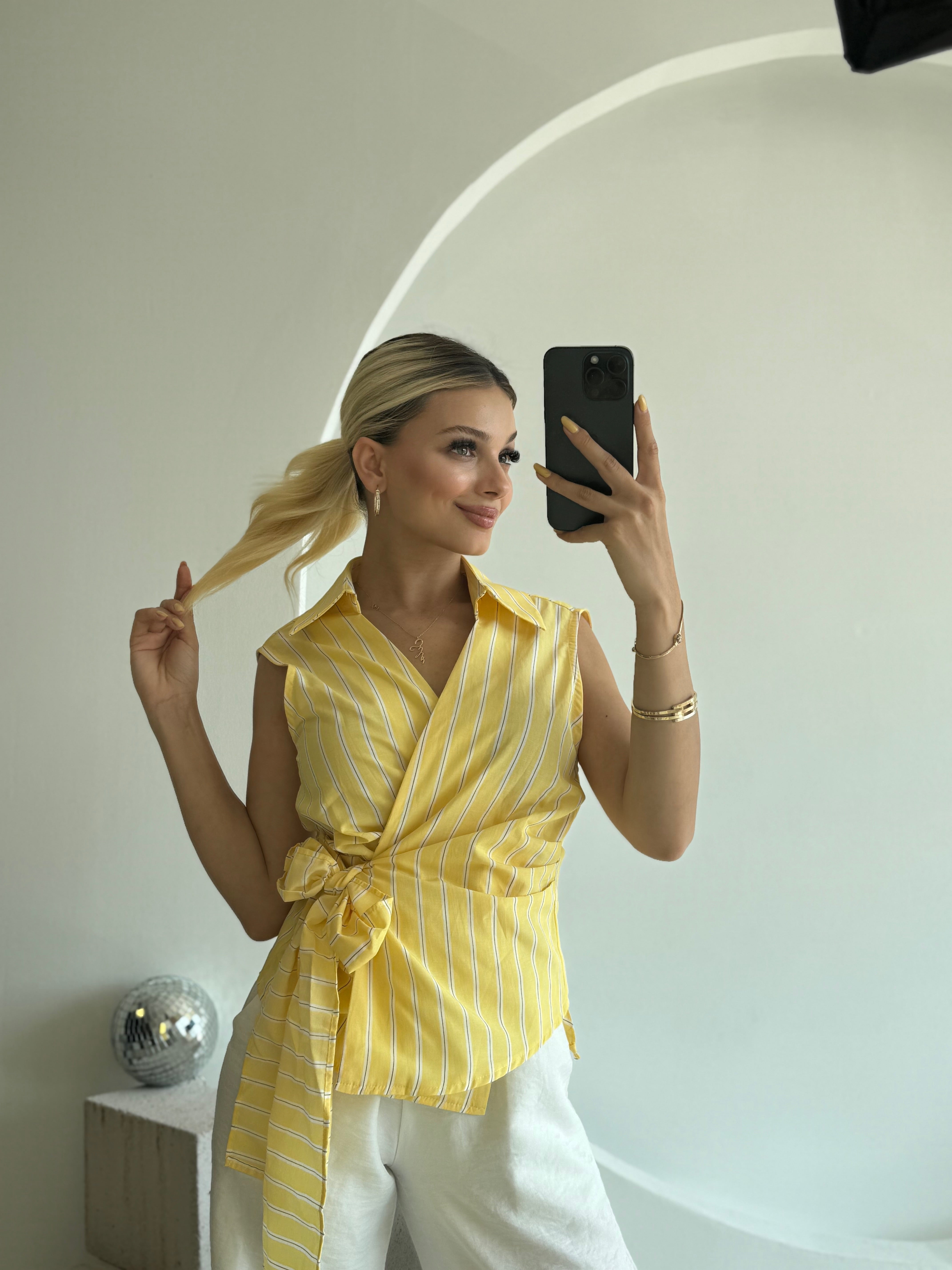 Sarı Bağlama Detaylı Kolsuz Çizgili Gömlek