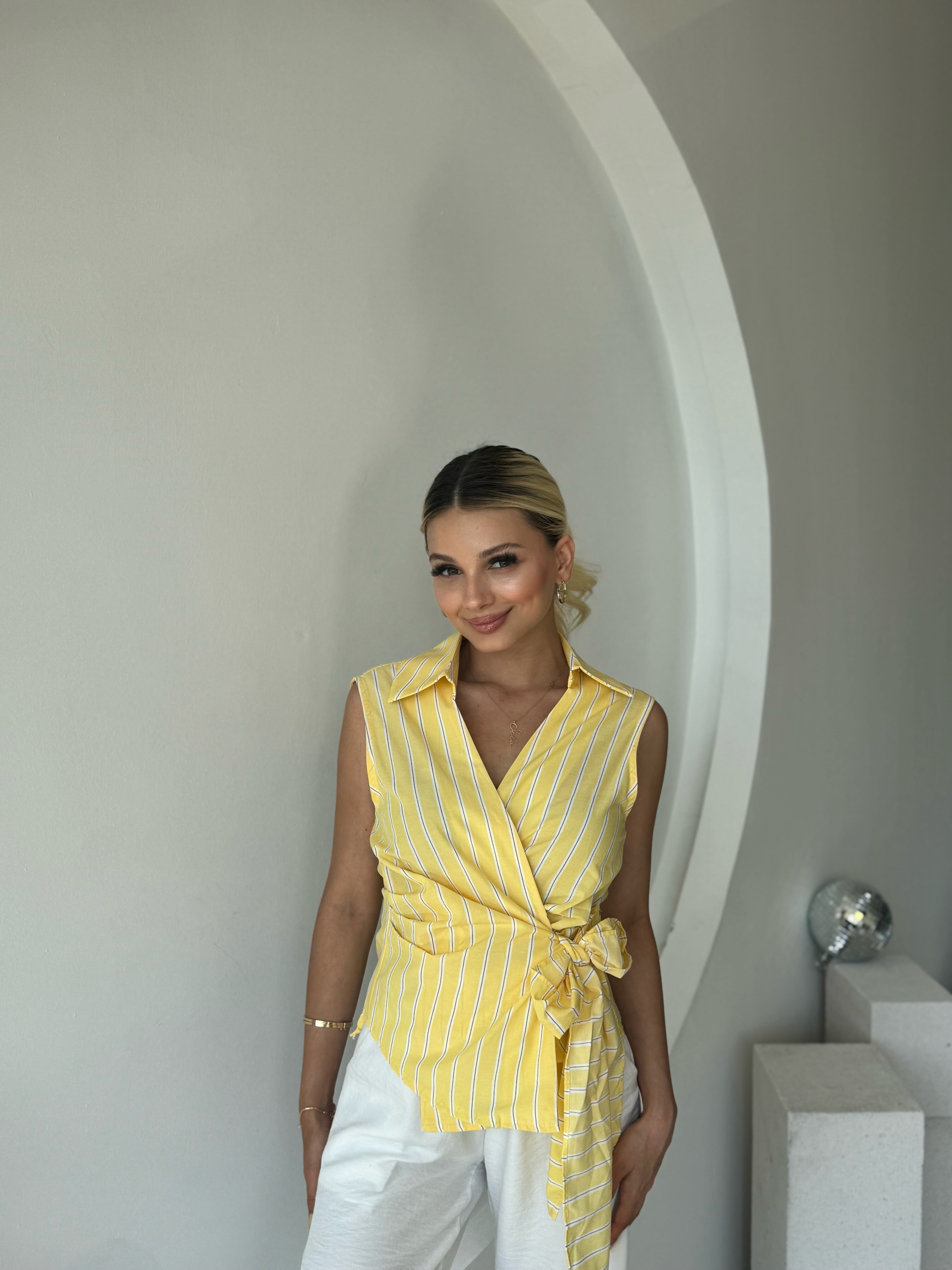 Sarı Bağlama Detaylı Kolsuz Çizgili Gömlek