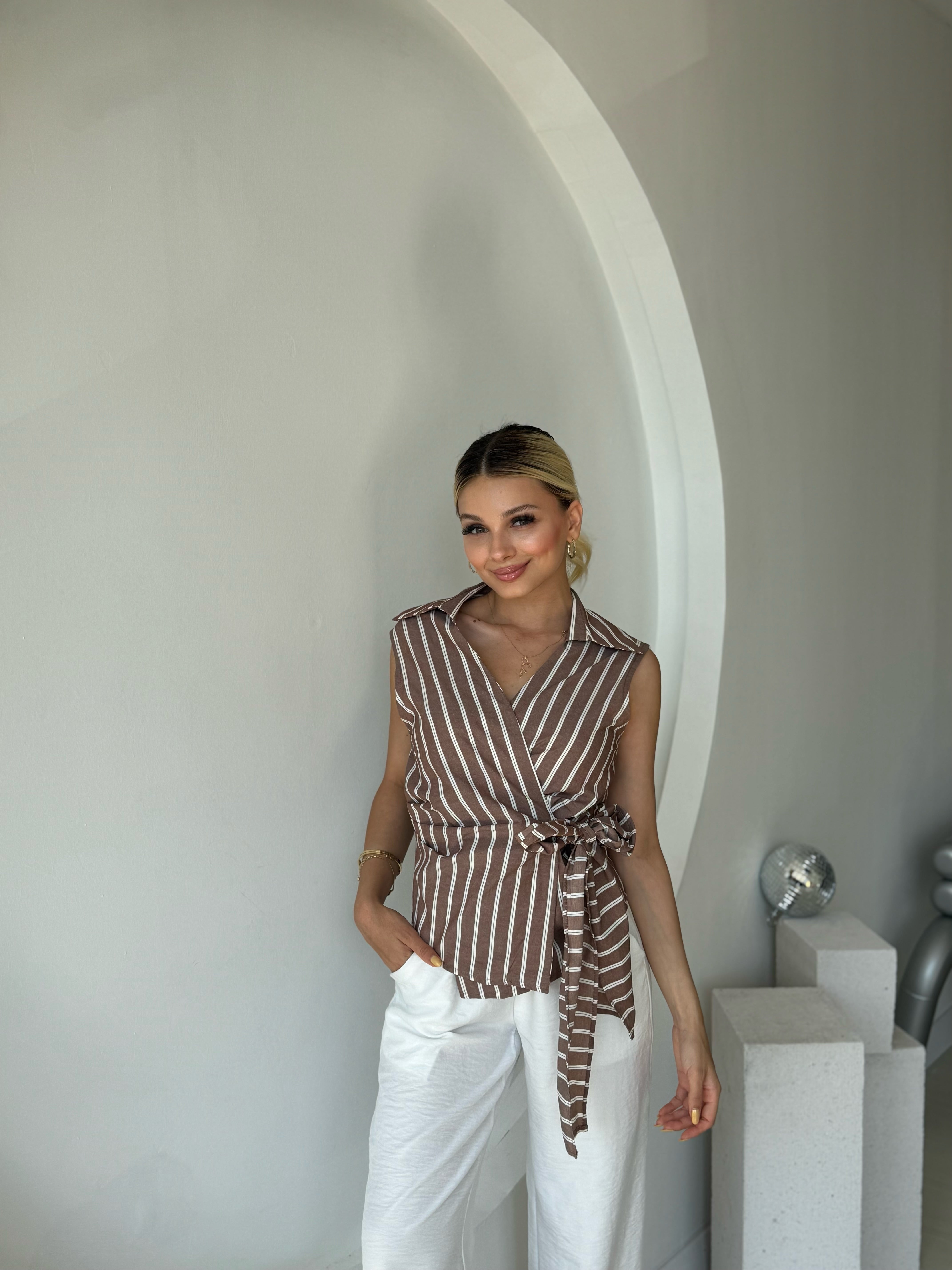 Kahverengi Bağlama Detaylı Kolsuz Çizgili Gömlek