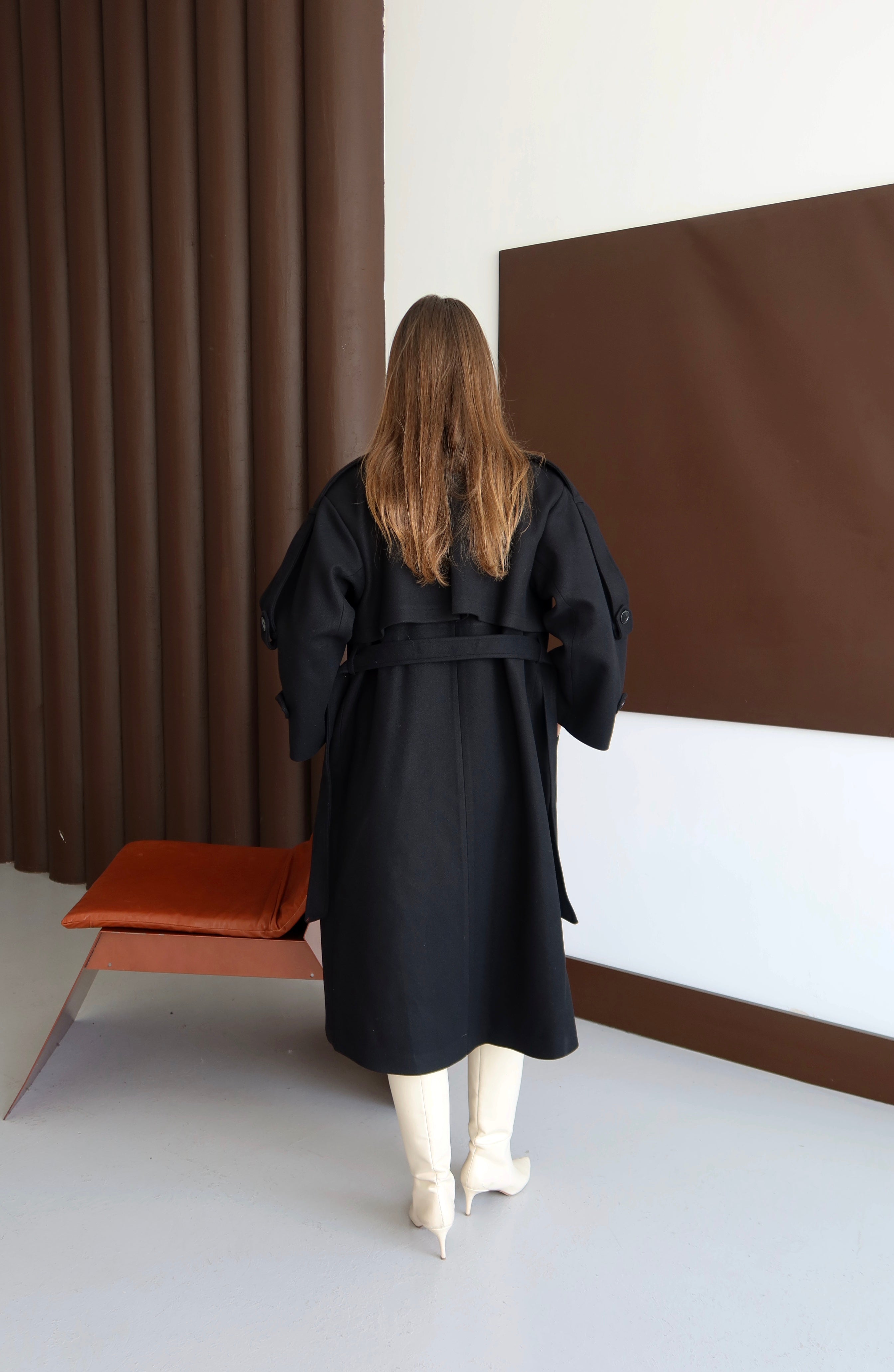 SİYAH KUŞAKLI OMUZU APOLETLİ KABAN