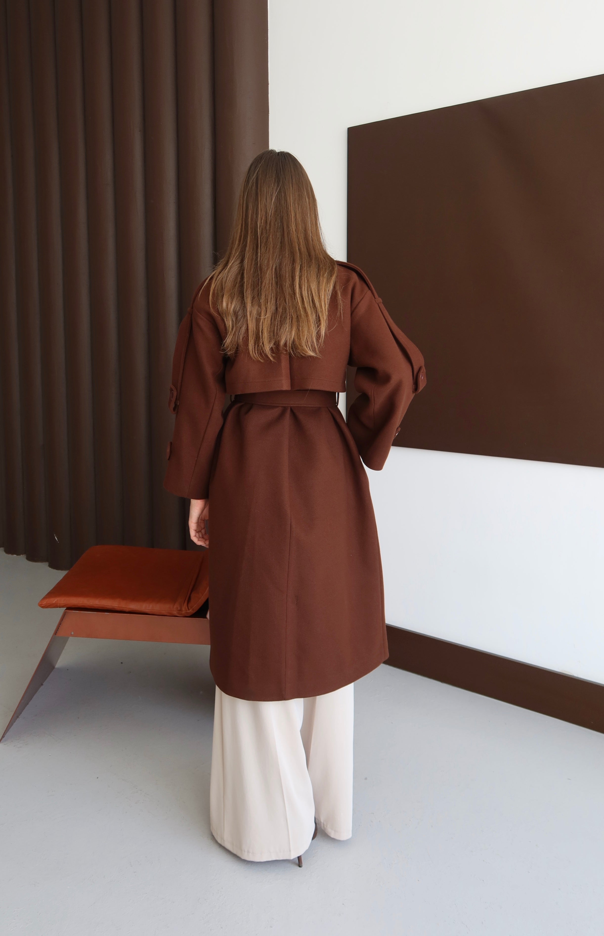 KAHVERENGİ KUŞAKLI OMUZU APOLETLİ KABAN