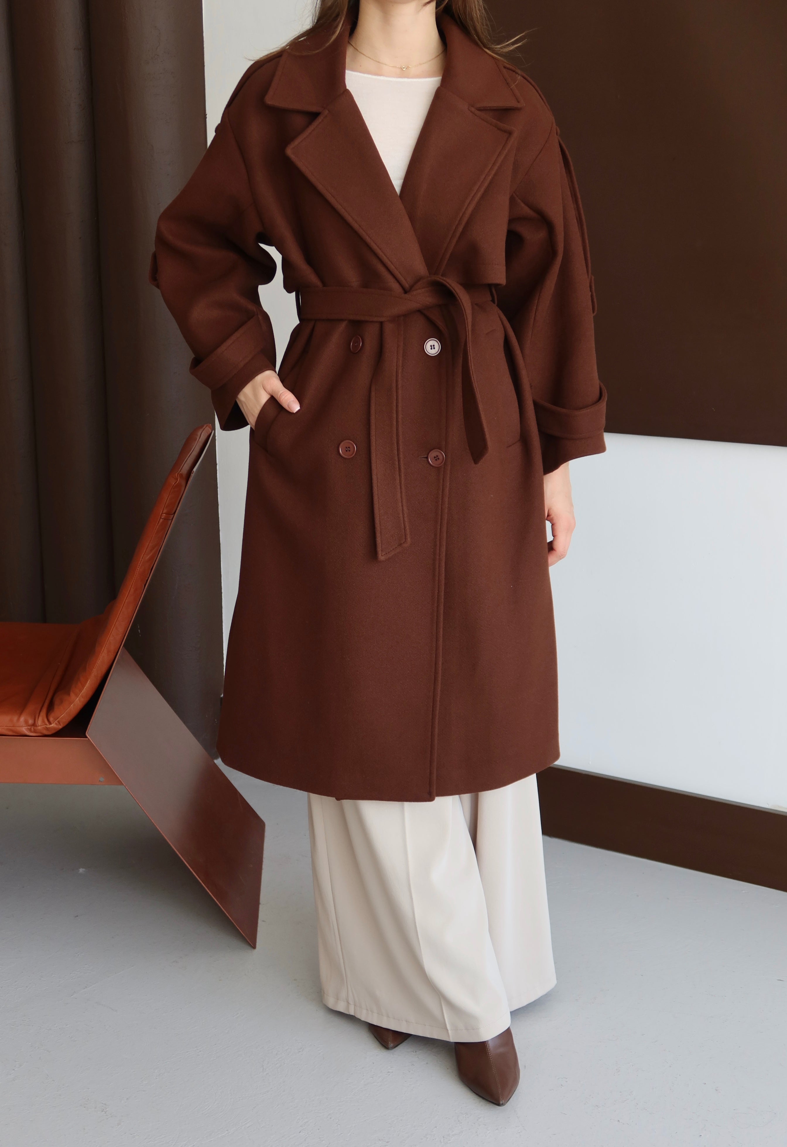 KAHVERENGİ KUŞAKLI OMUZU APOLETLİ KABAN