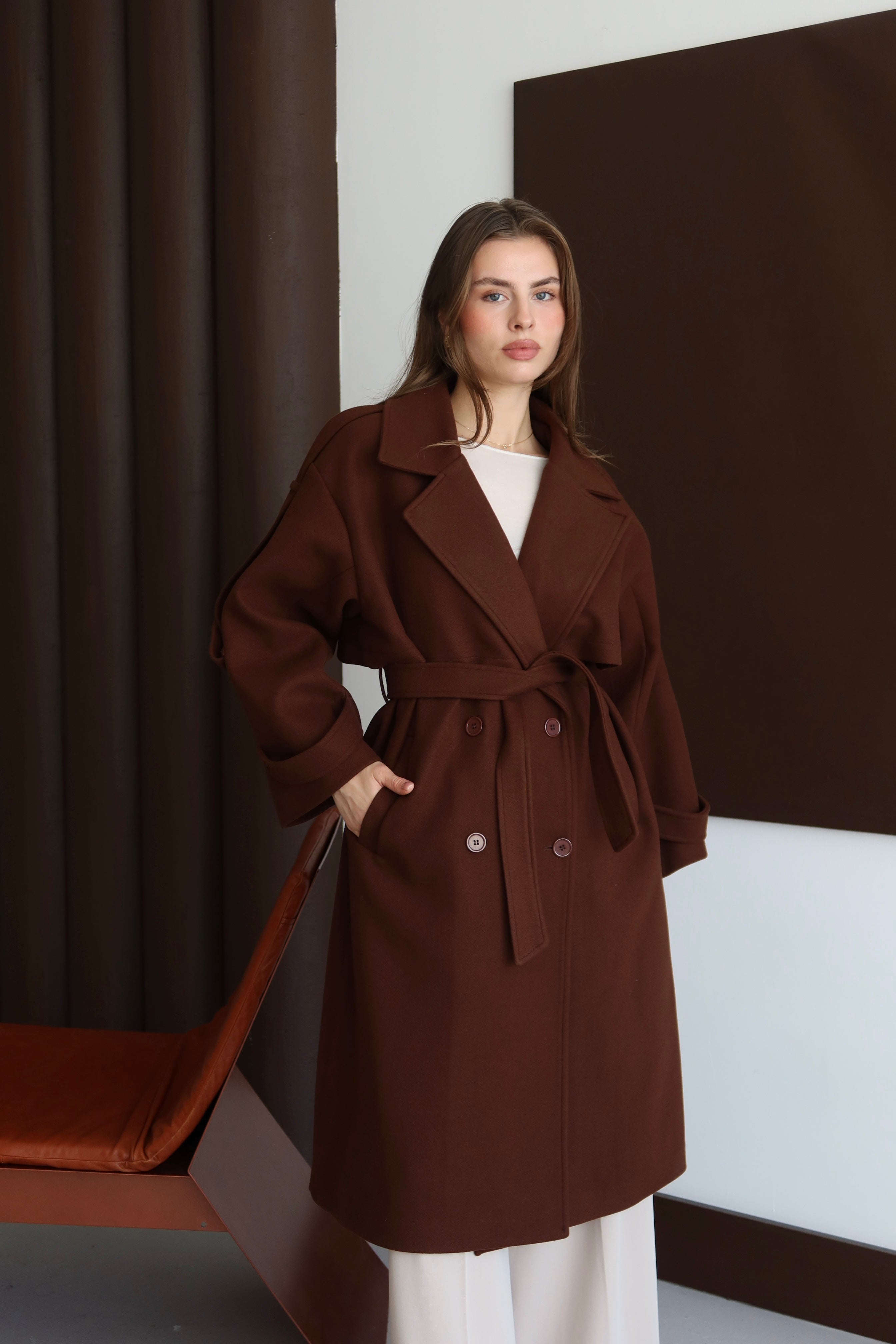 KAHVERENGİ KUŞAKLI OMUZU APOLETLİ KABAN