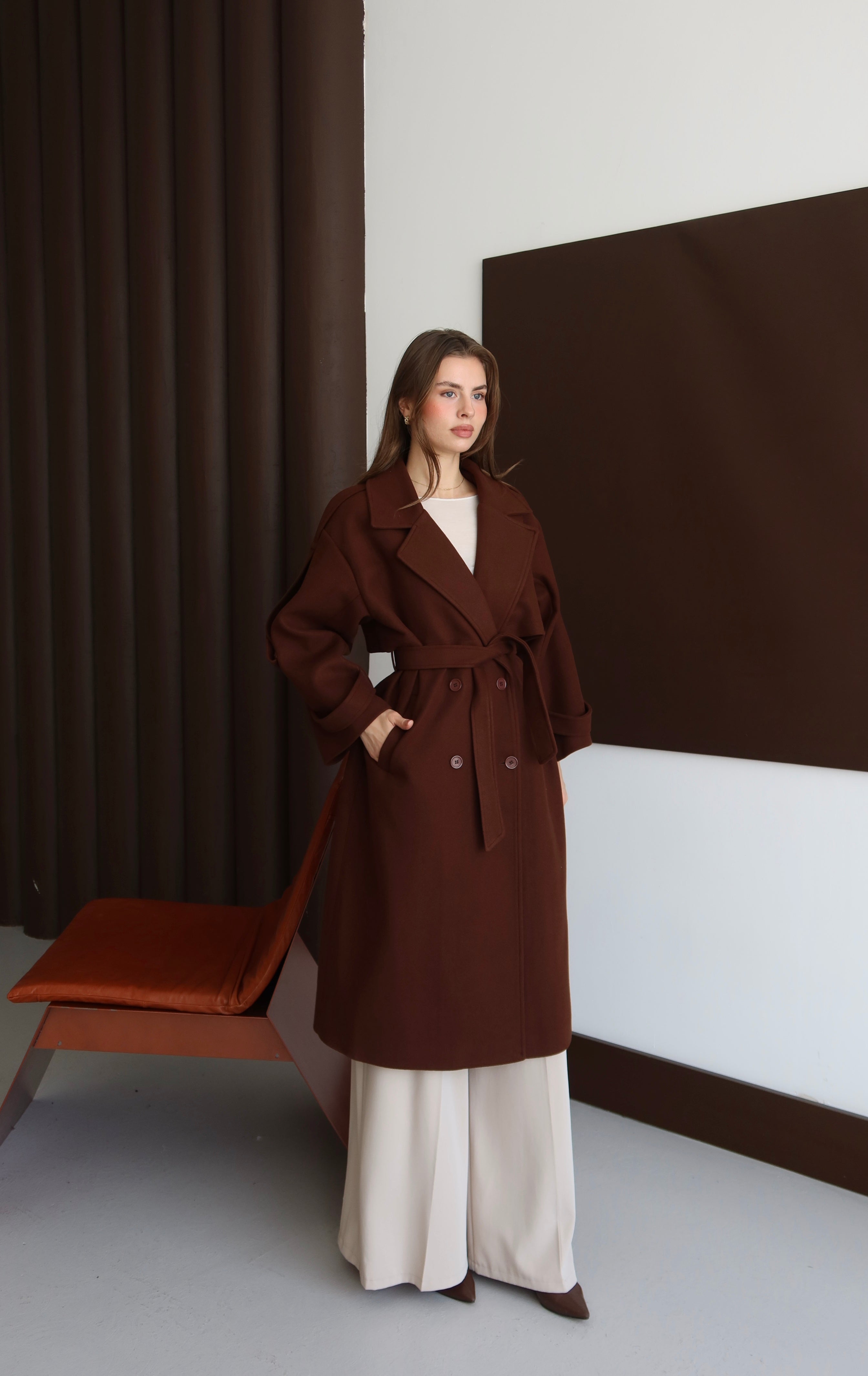 KAHVERENGİ KUŞAKLI OMUZU APOLETLİ KABAN