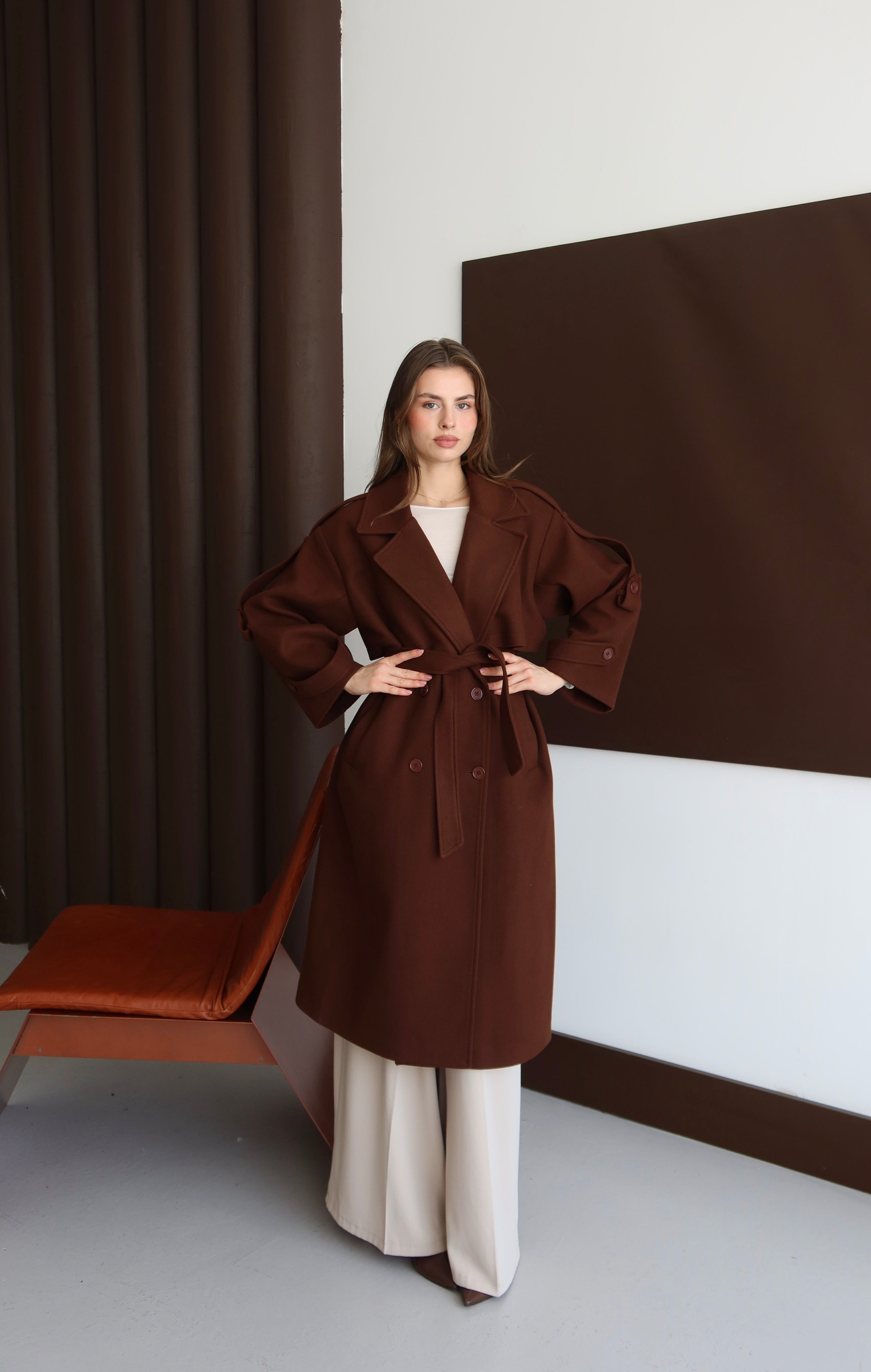 KAHVERENGİ KUŞAKLI OMUZU APOLETLİ KABAN