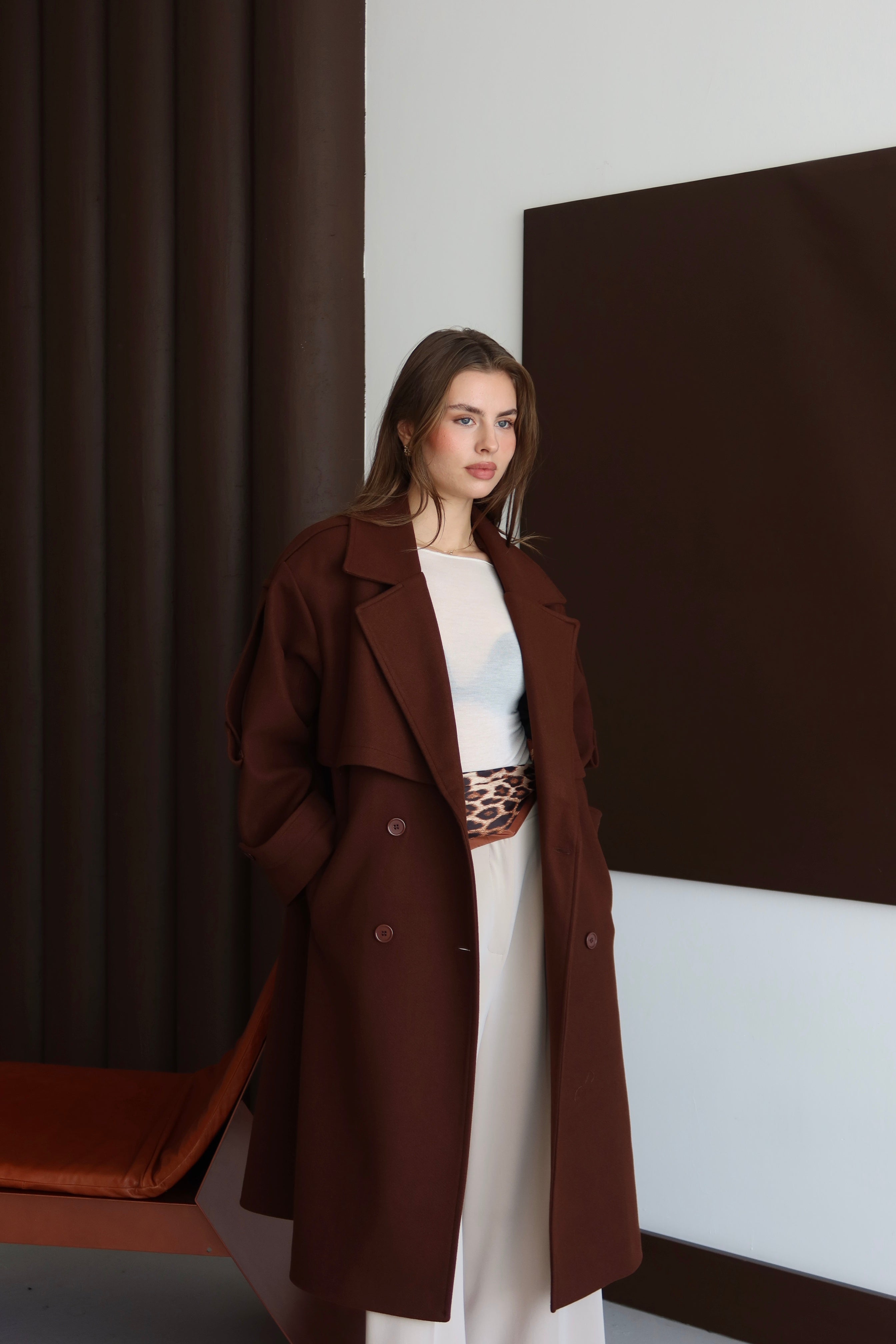 KAHVERENGİ KUŞAKLI OMUZU APOLETLİ KABAN