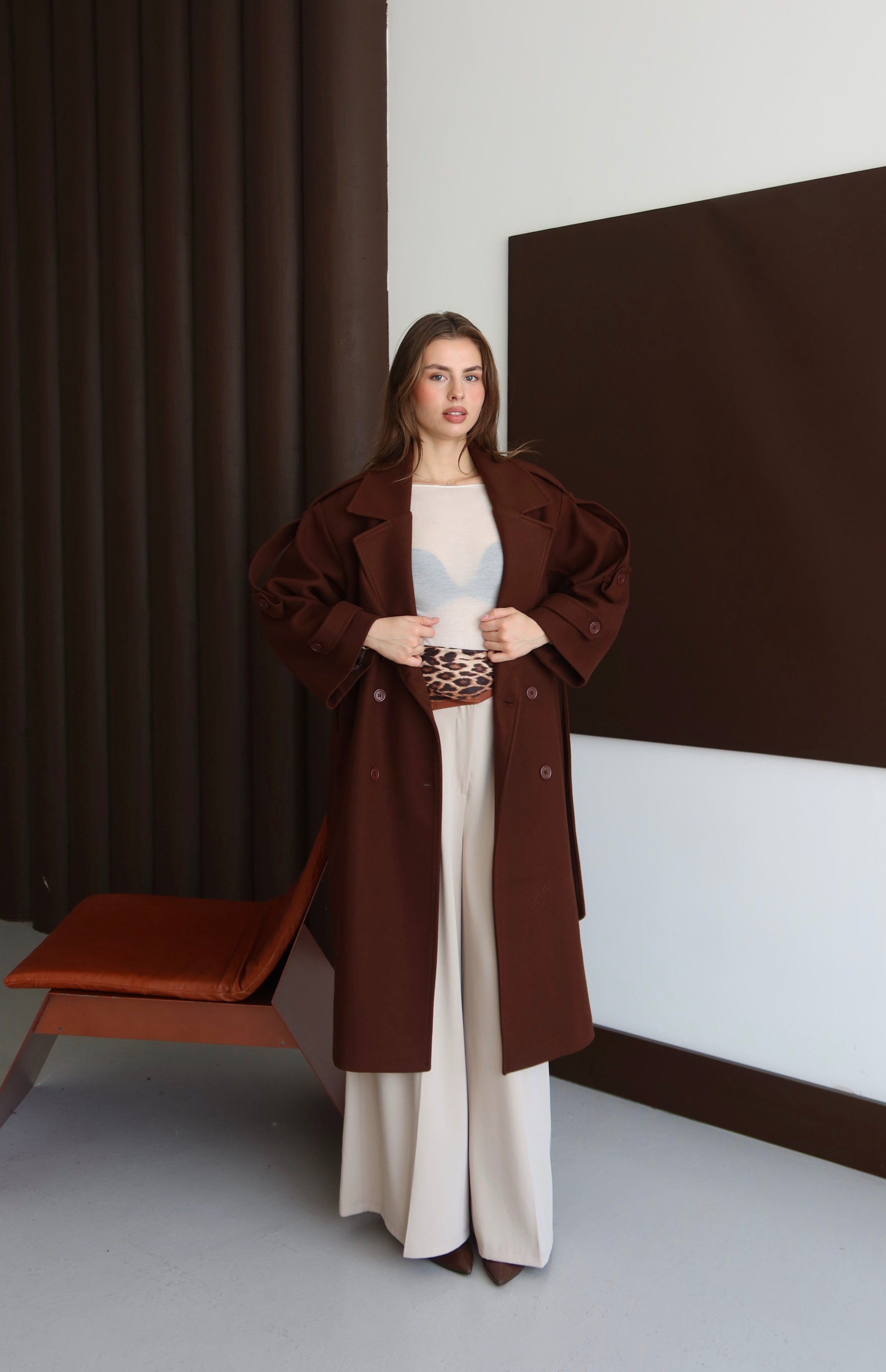 KAHVERENGİ KUŞAKLI OMUZU APOLETLİ KABAN