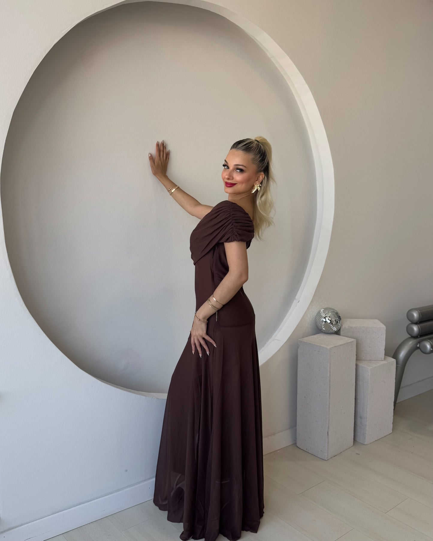Kahverengi Tek Omuz Astarlı Tül Elbise