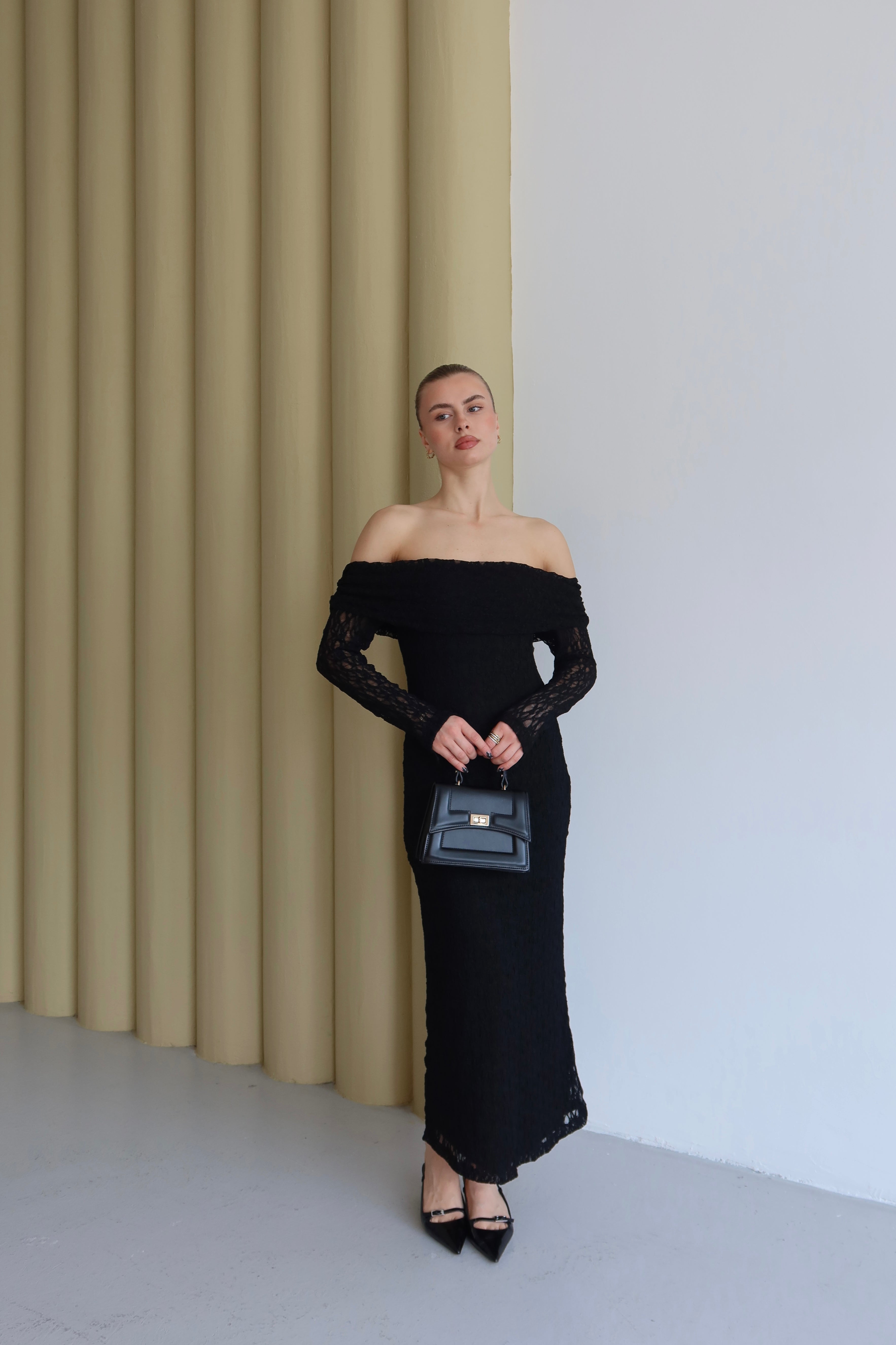 SİYAH KAYIK YAKA GÜPÜR DESENLİ ELBİSE