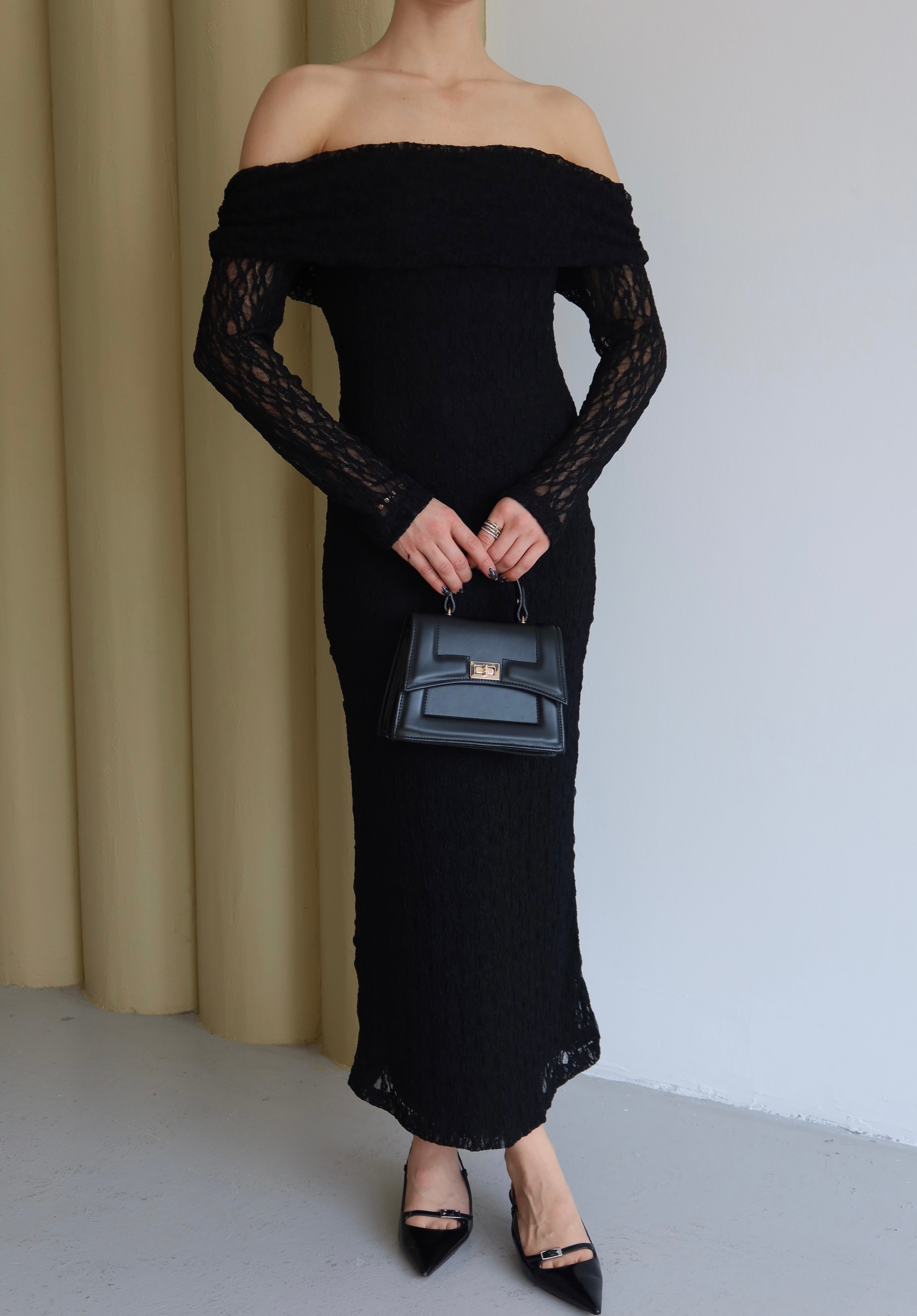 SİYAH KAYIK YAKA GÜPÜR DESENLİ ELBİSE