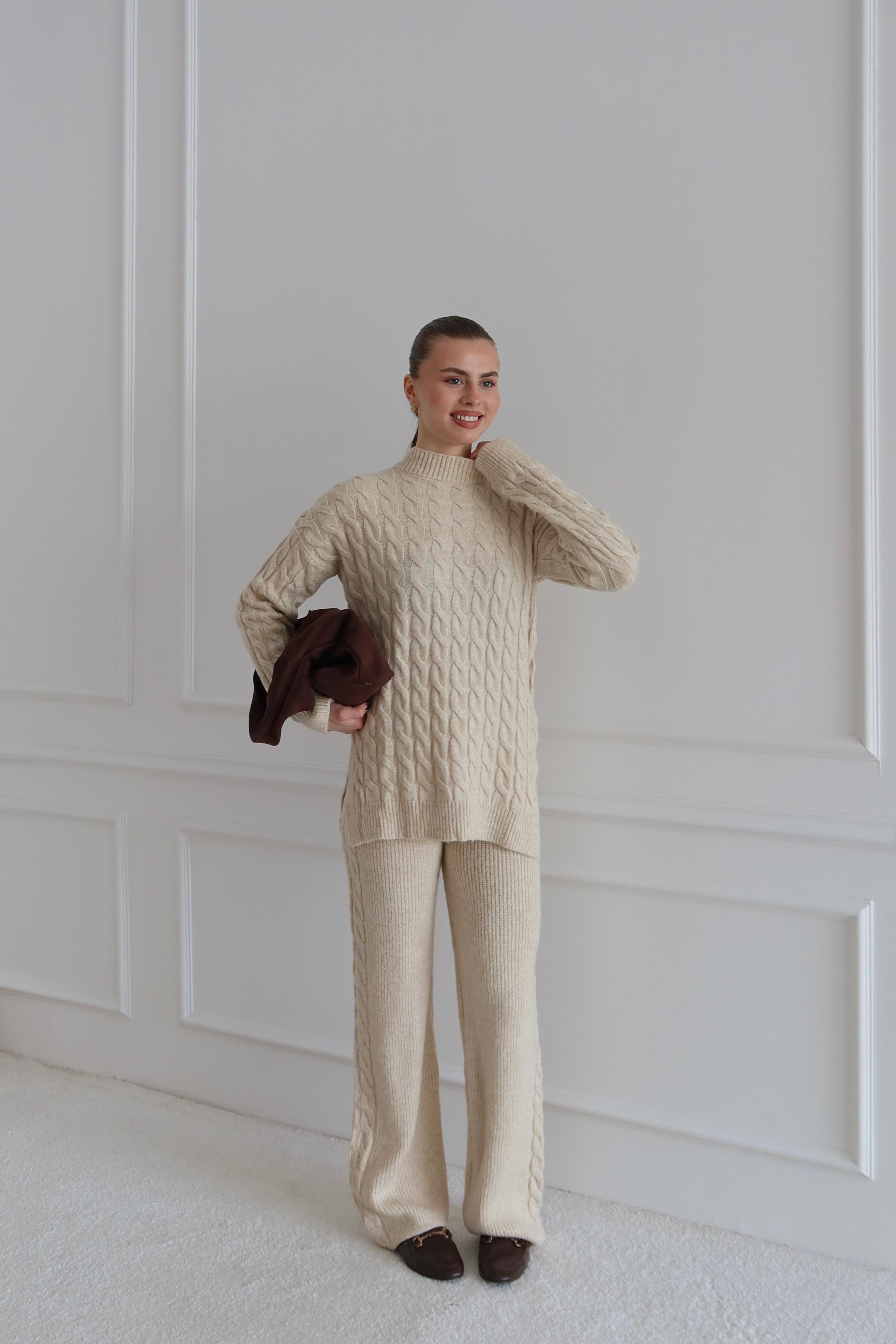 bej triko saç örgülü pantolon kazak takım