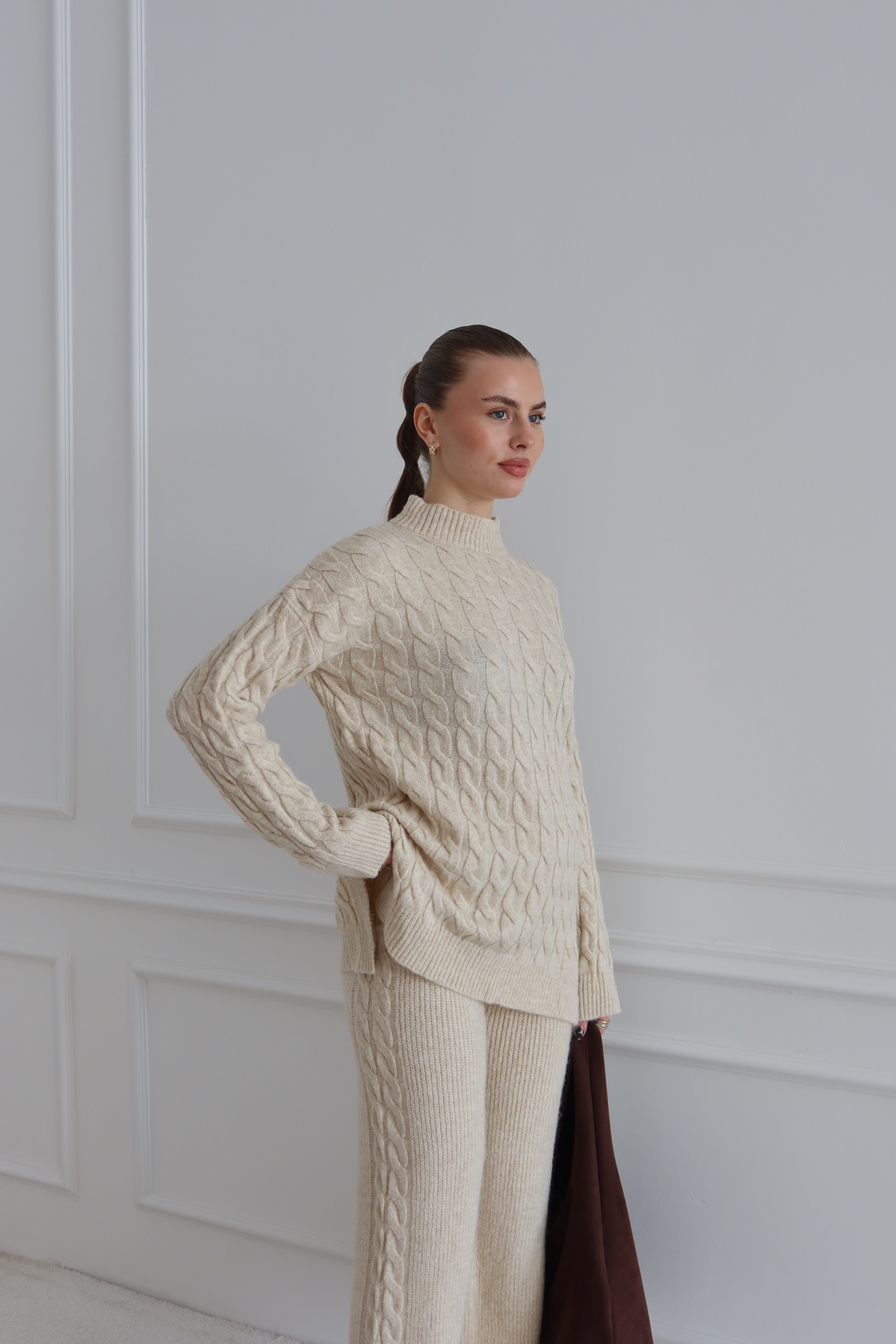 bej triko saç örgülü pantolon kazak takım