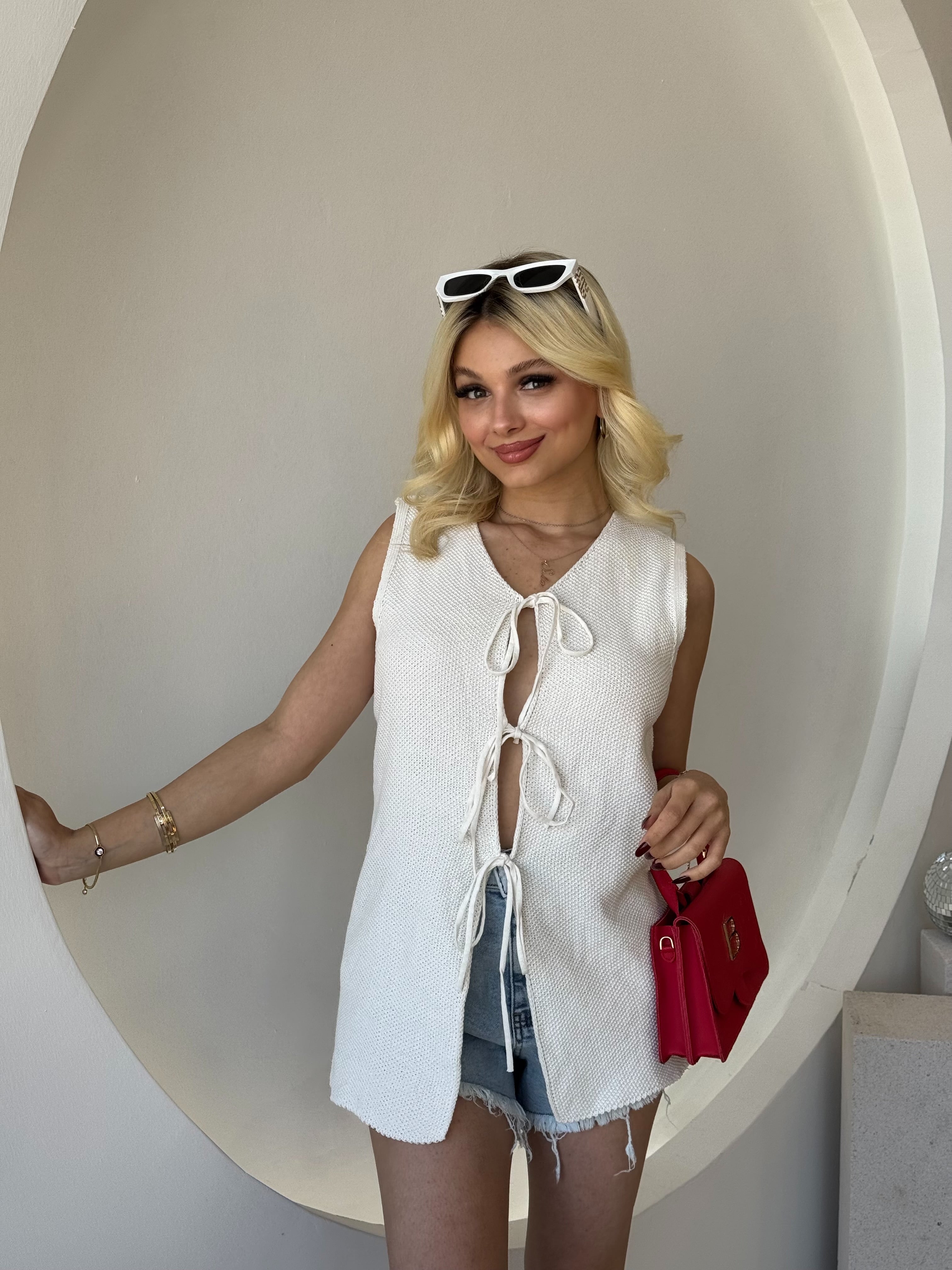 Krem Önden Bağlamalı Triko Yelek