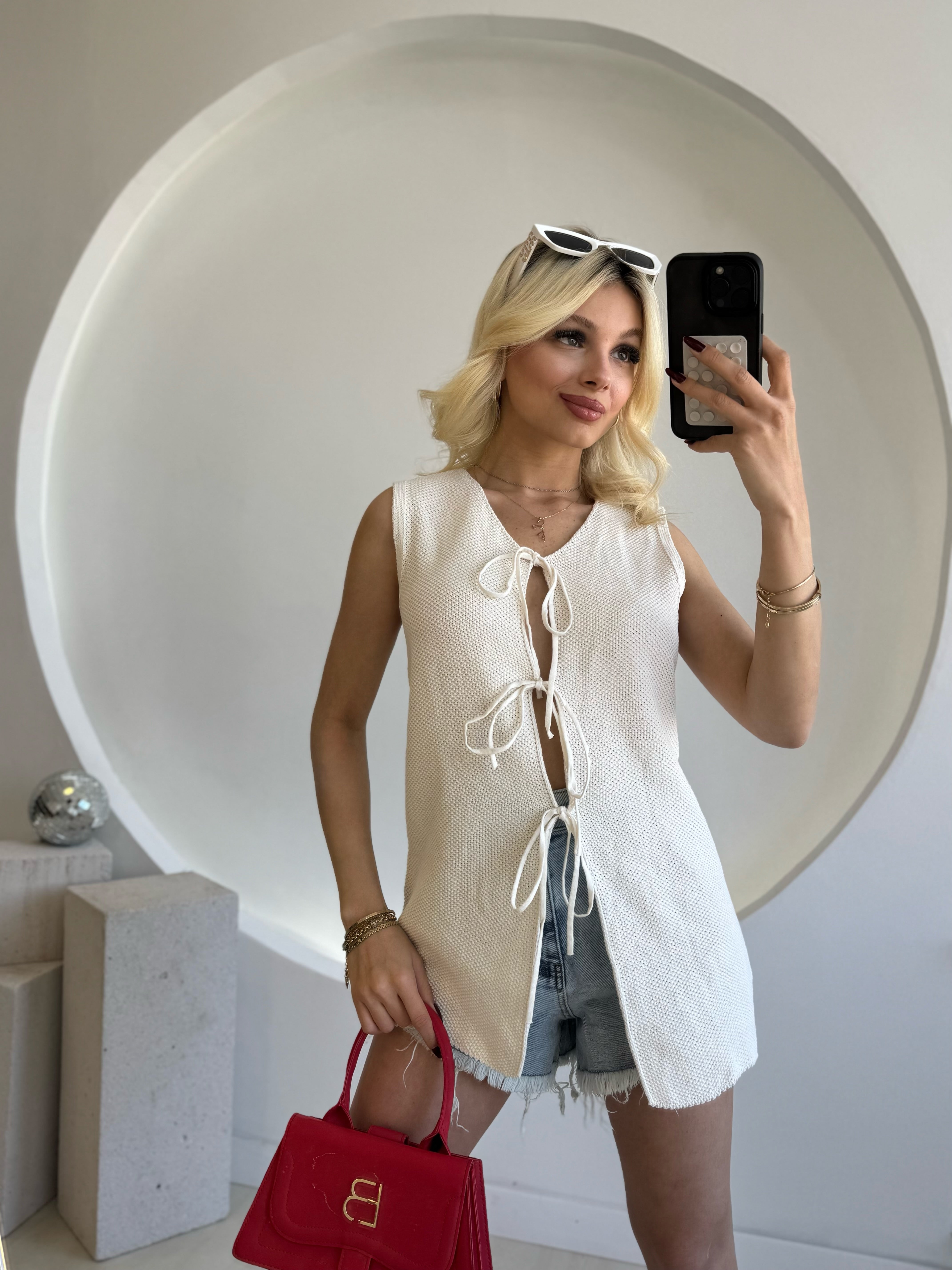 Krem Önden Bağlamalı Triko Yelek