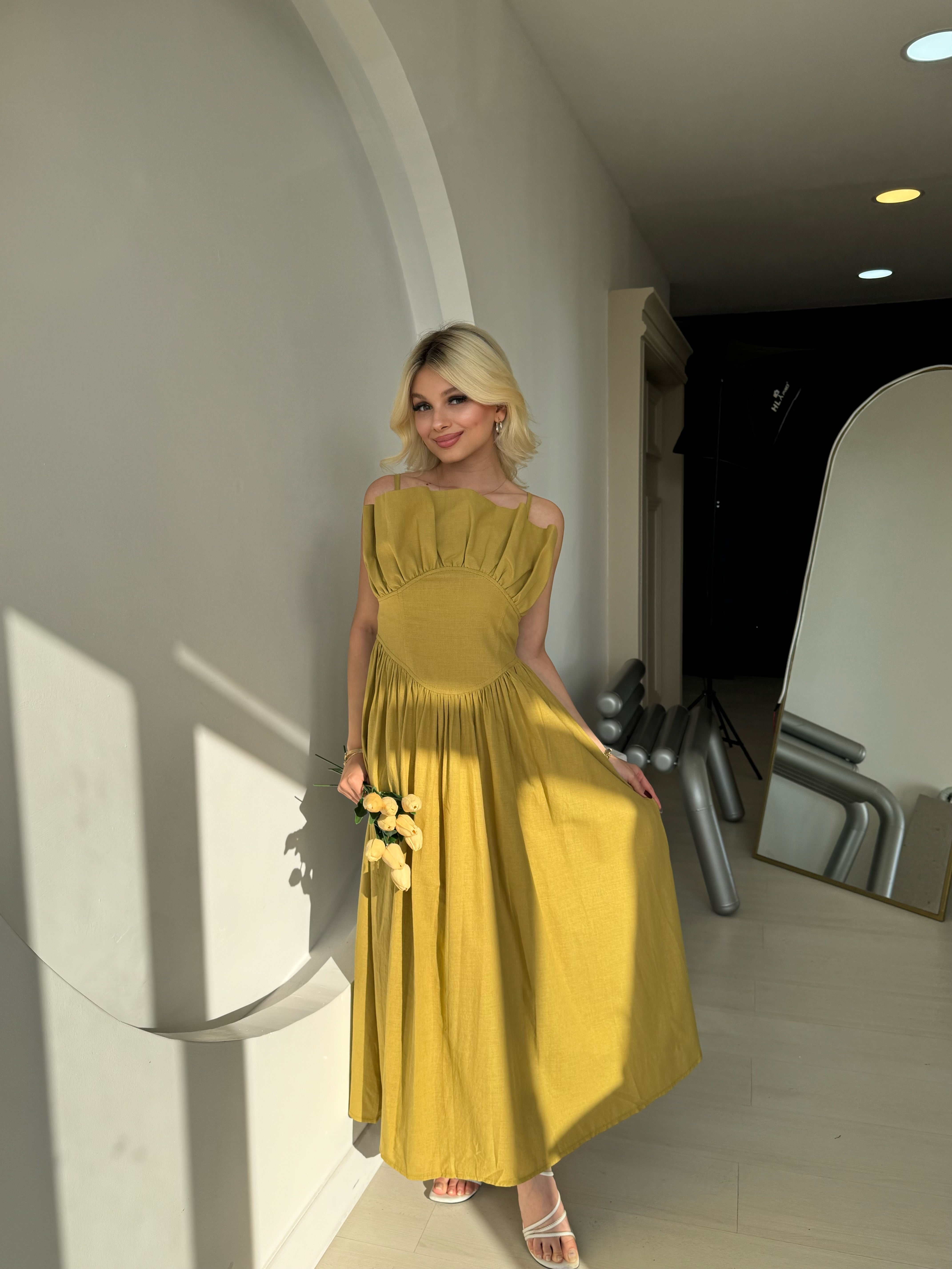 Hardal Rengi Kıvrımlı Büstiyer Yaka Midi Elbise