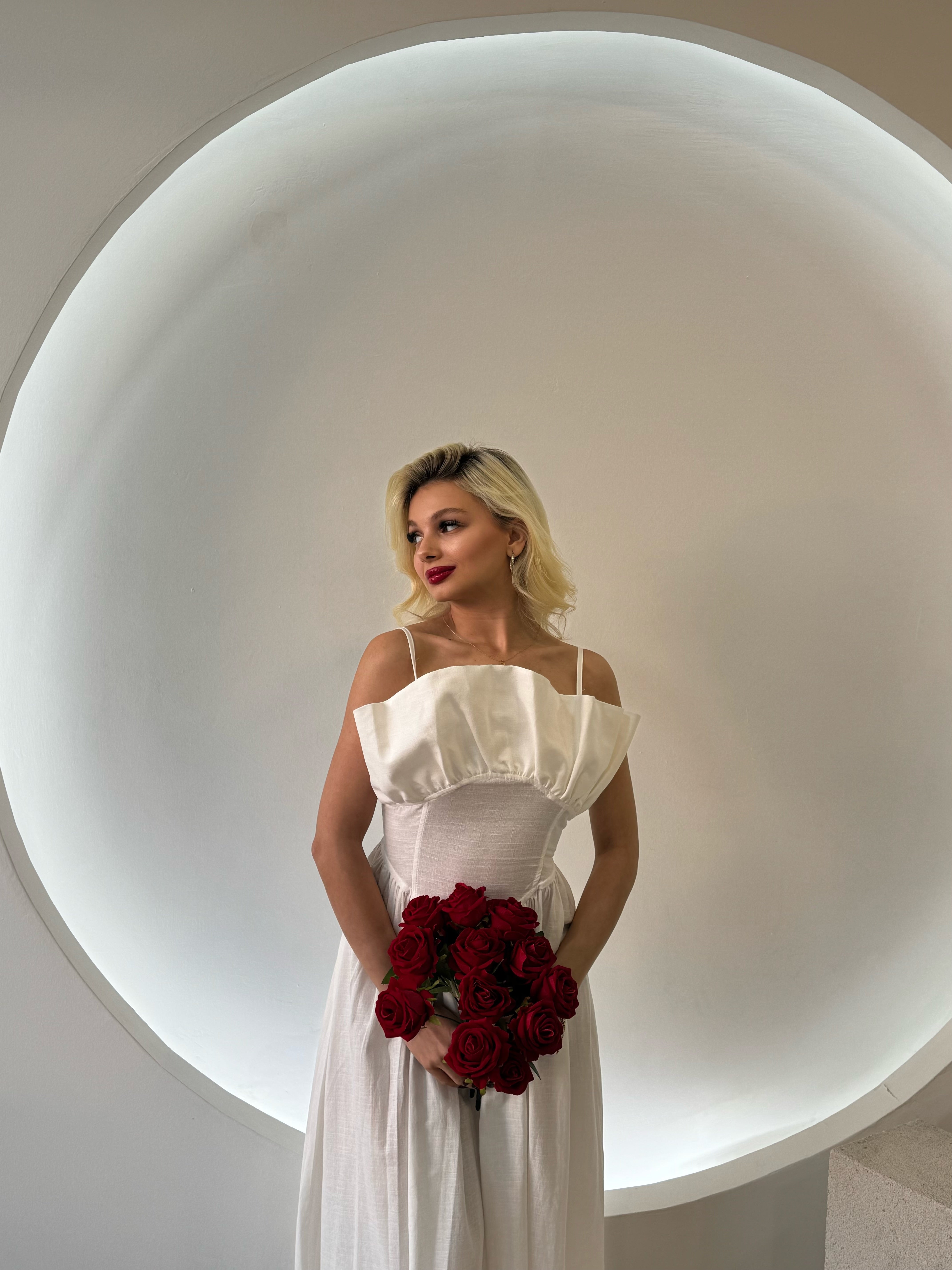 Beyaz Kıvrımlı Büstiyer Yaka Midi Elbise