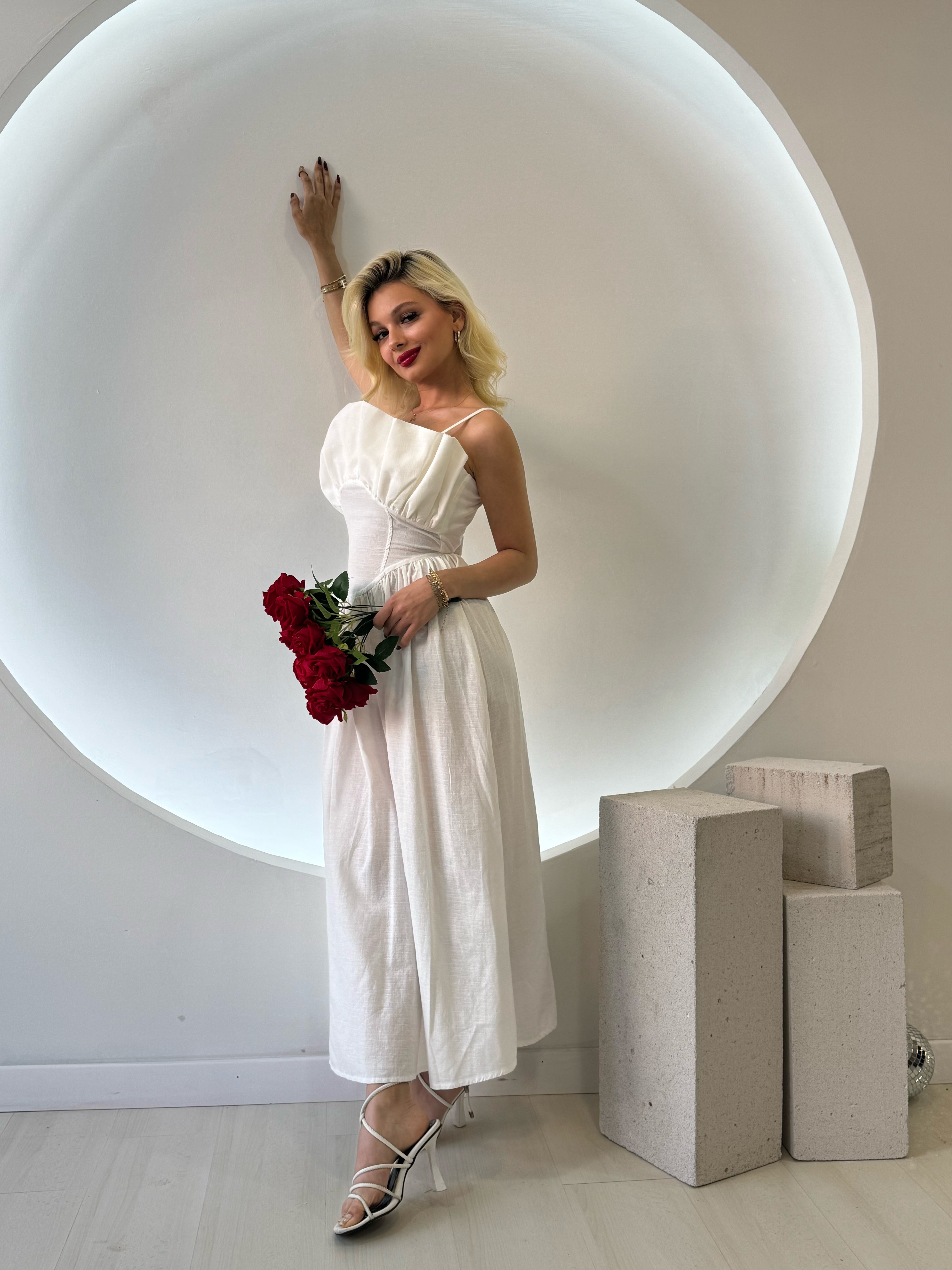 Beyaz Kıvrımlı Büstiyer Yaka Midi Elbise