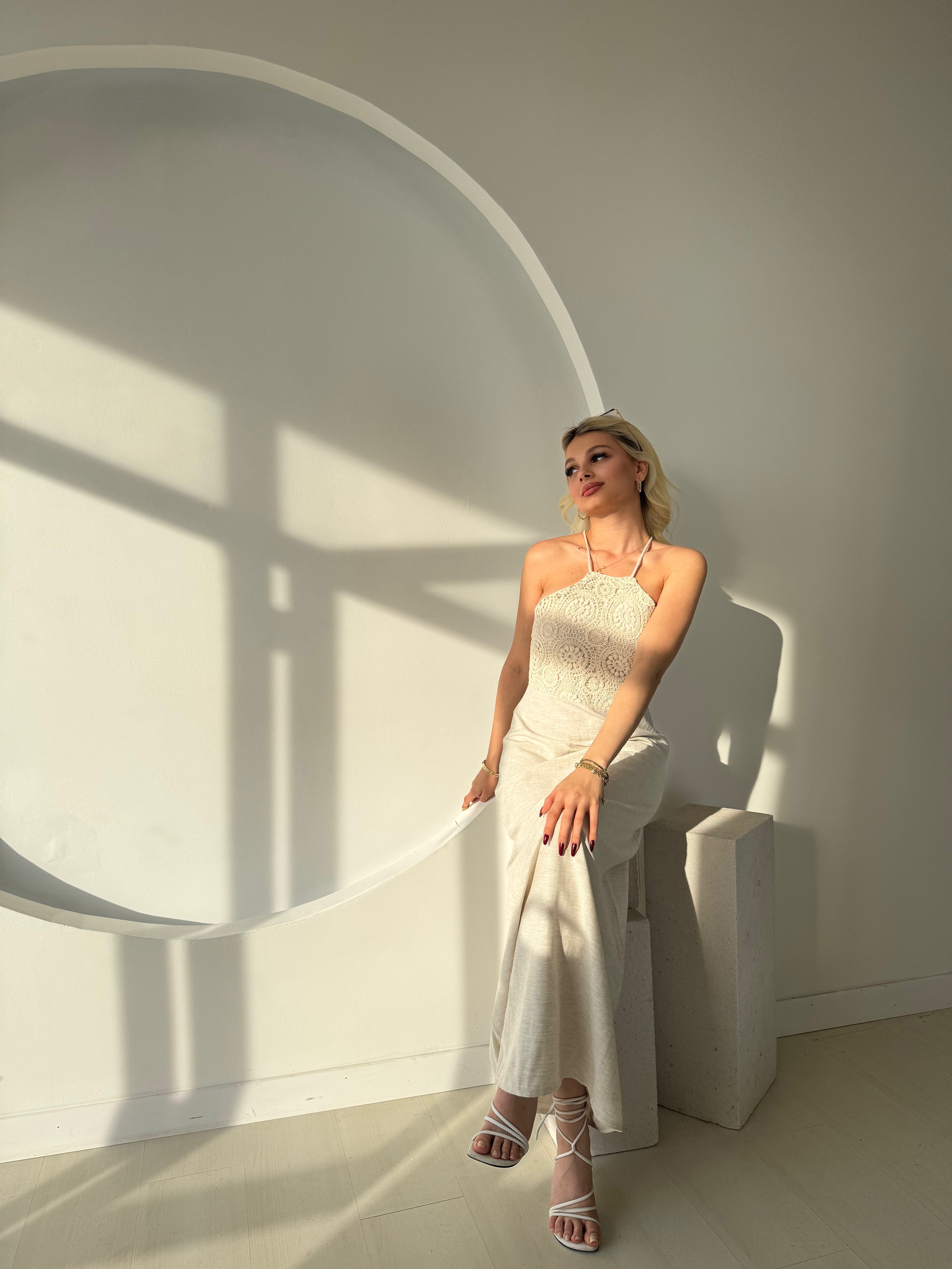 Halter Yaka Dantel Detaylı Elbise