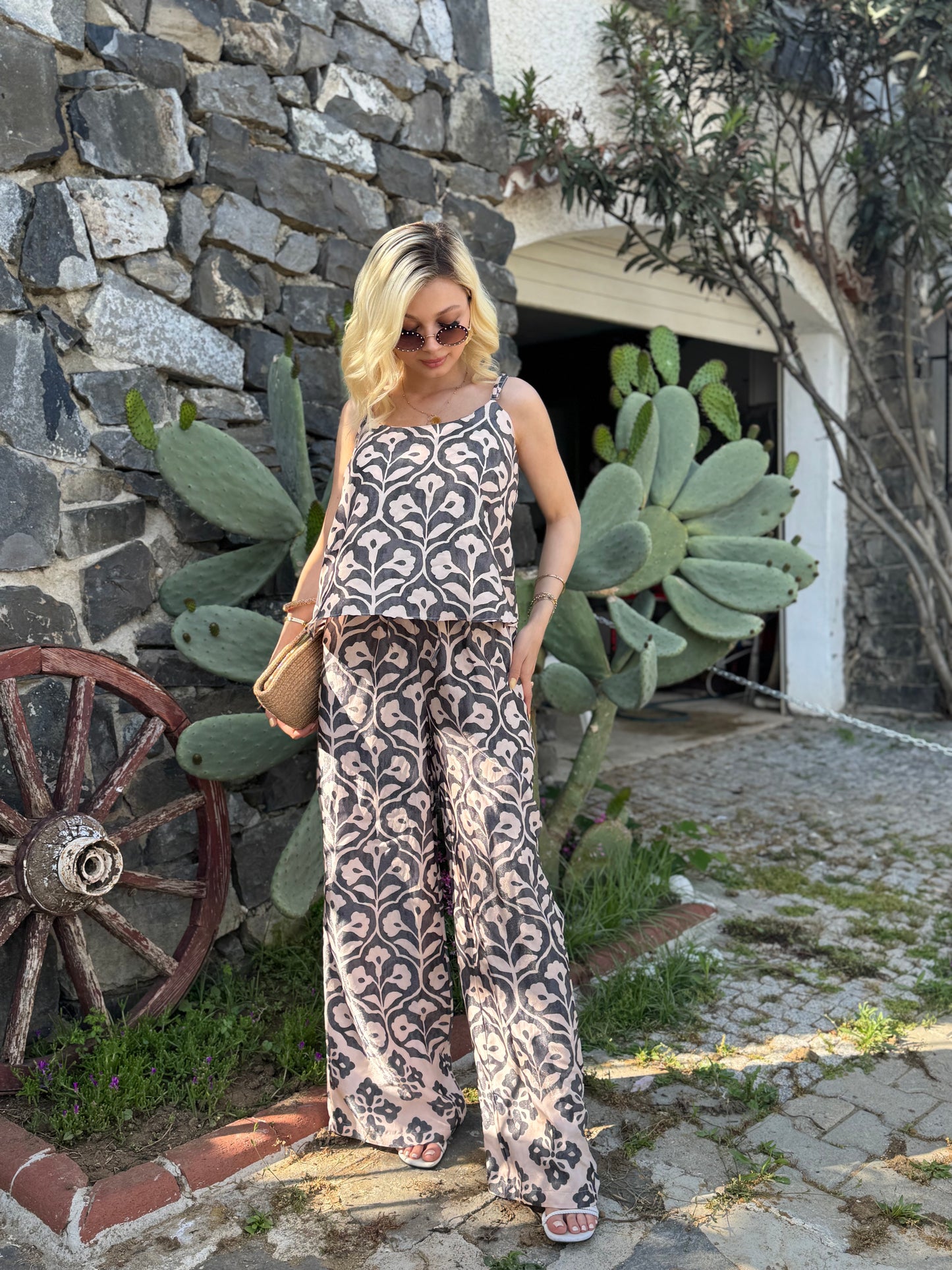 Acı Kahve Ekru Jakarlı Askılı Bluz Pantolon Takım
