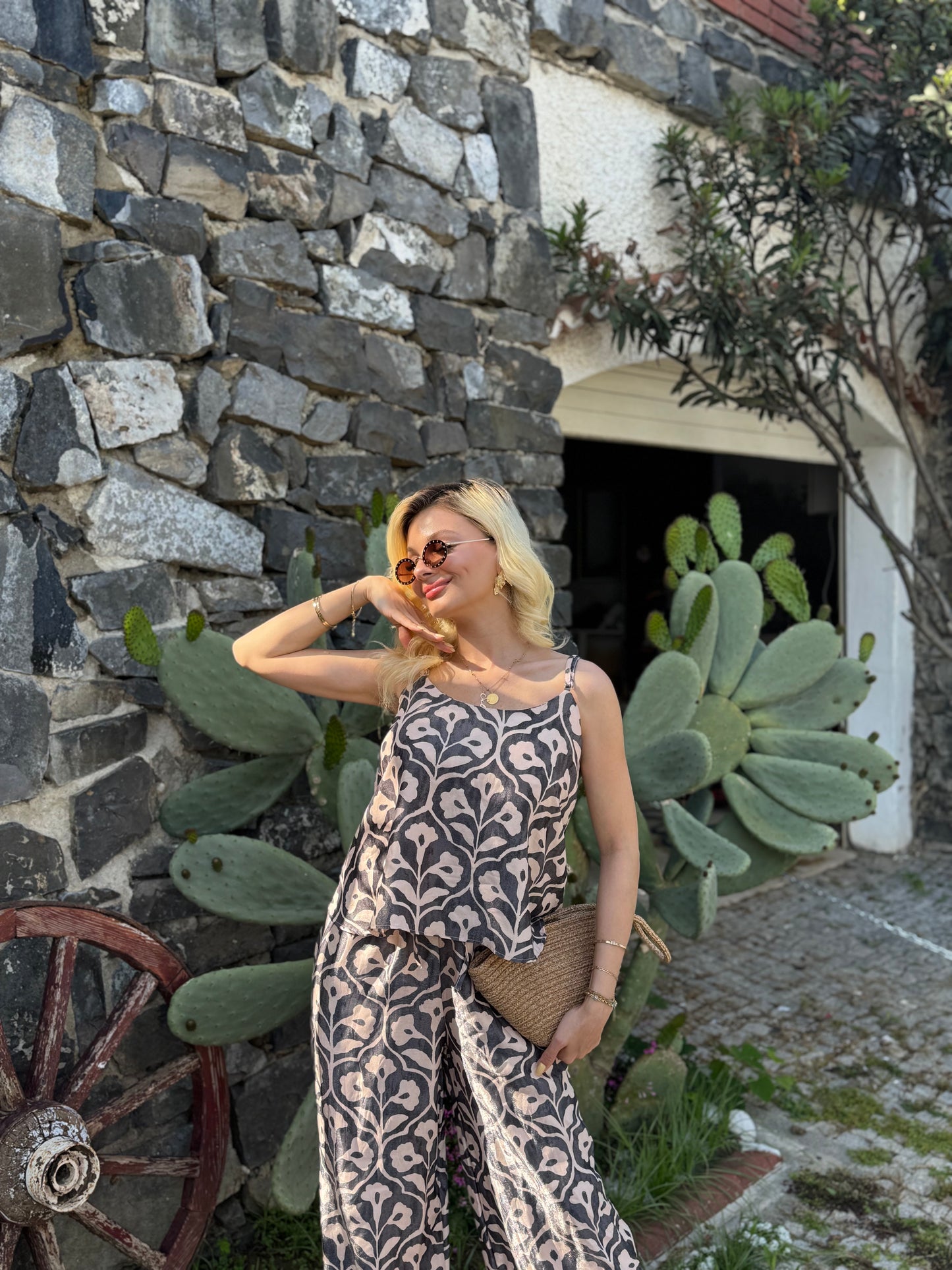 Acı Kahve Ekru Jakarlı Askılı Bluz Pantolon Takım