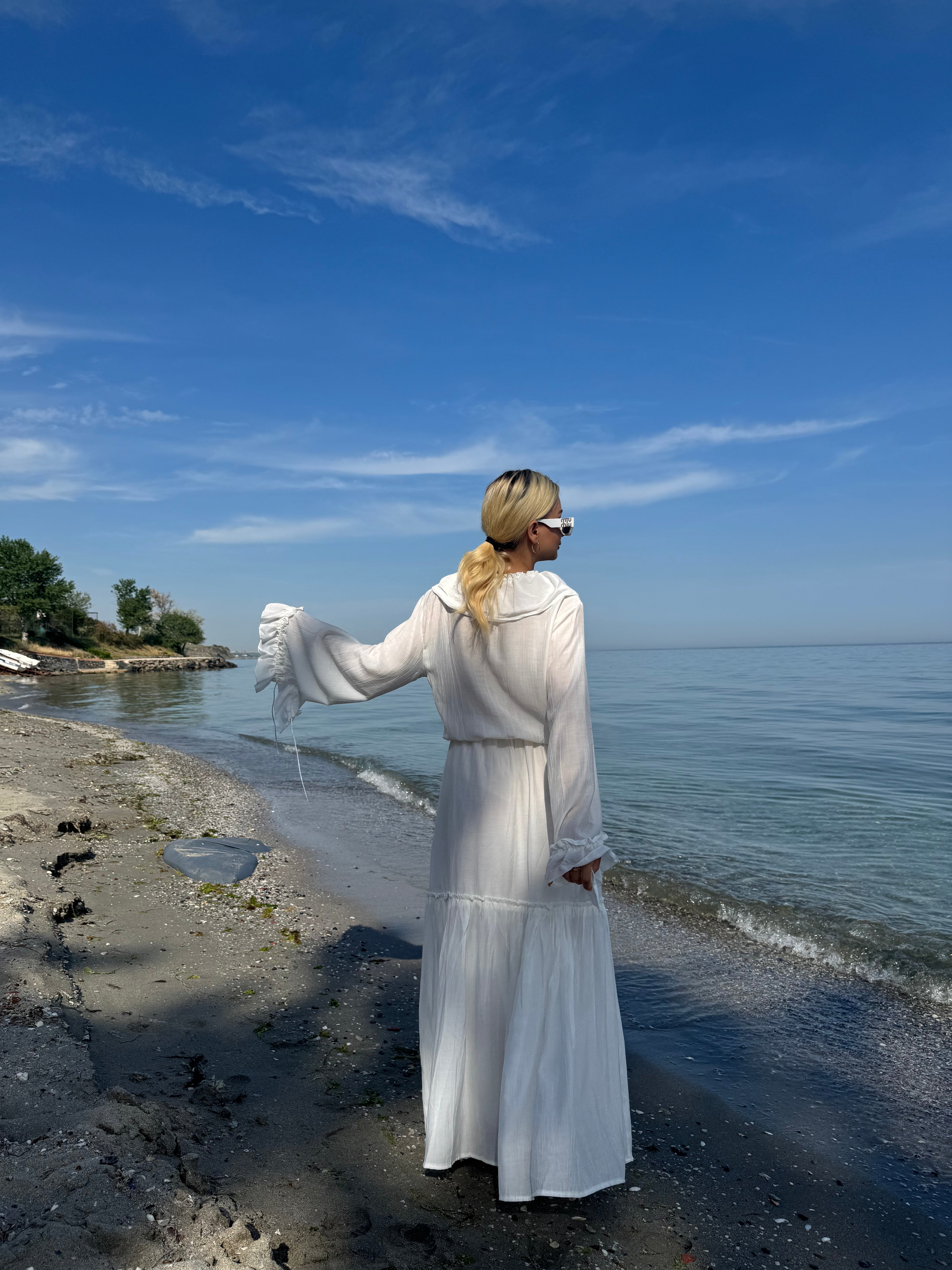 Beyaz V Yaka Önü Bağlamalı Beli Lastikli Kolu Fırfırlı Elbise