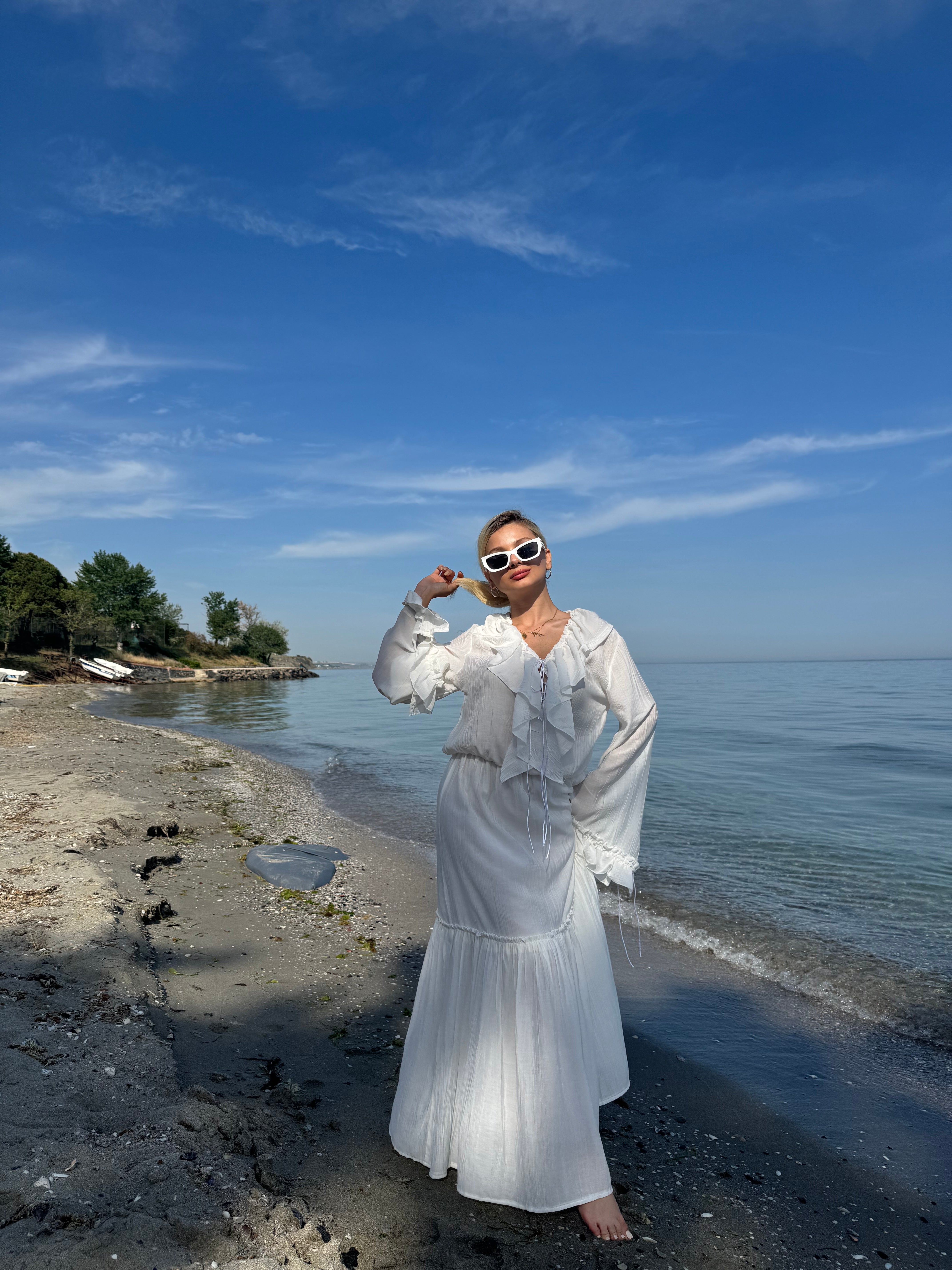 Beyaz V Yaka Önü Bağlamalı Beli Lastikli Kolu Fırfırlı Elbise