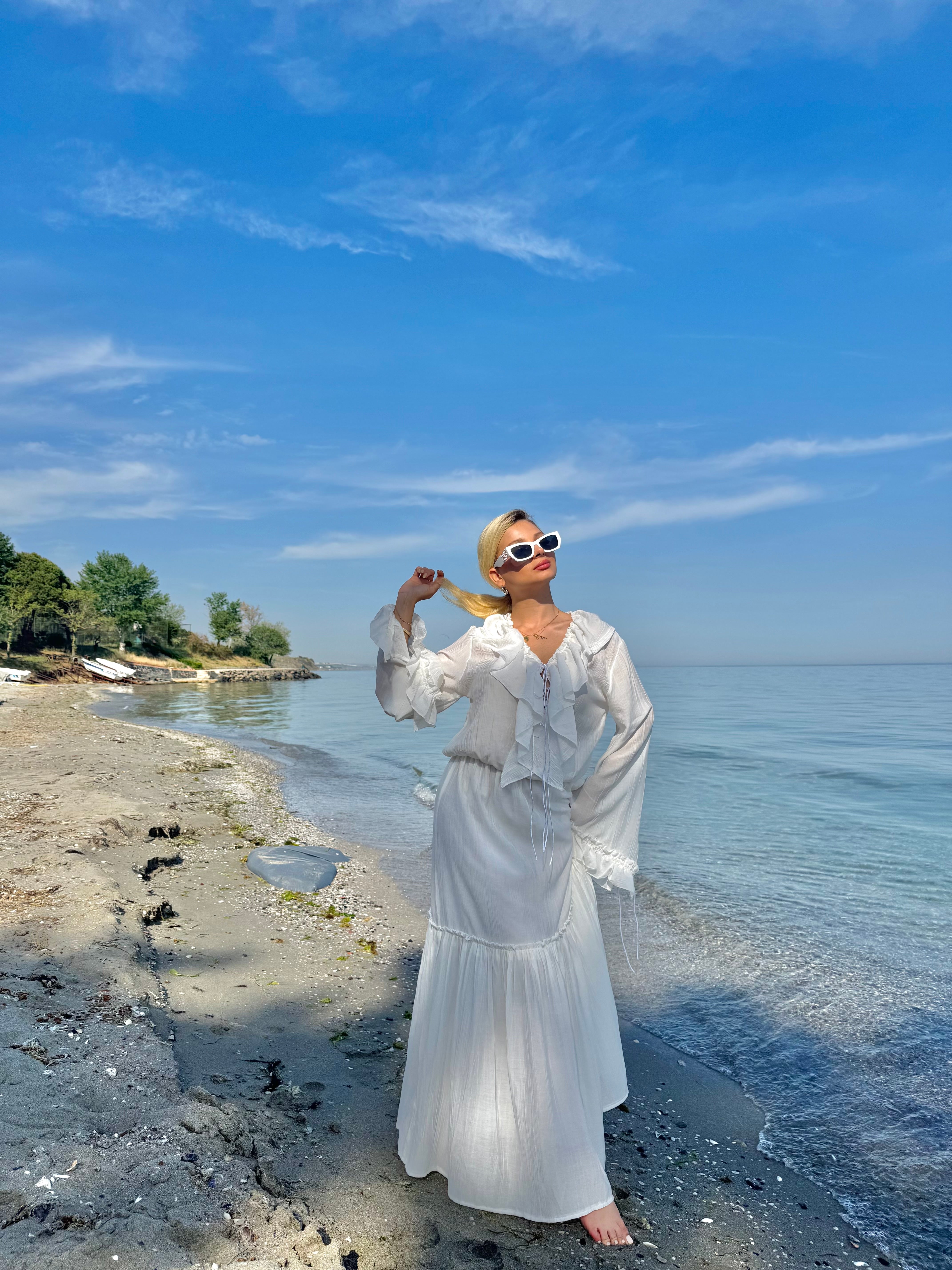 Beyaz V Yaka Önü Bağlamalı Beli Lastikli Kolu Fırfırlı Elbise