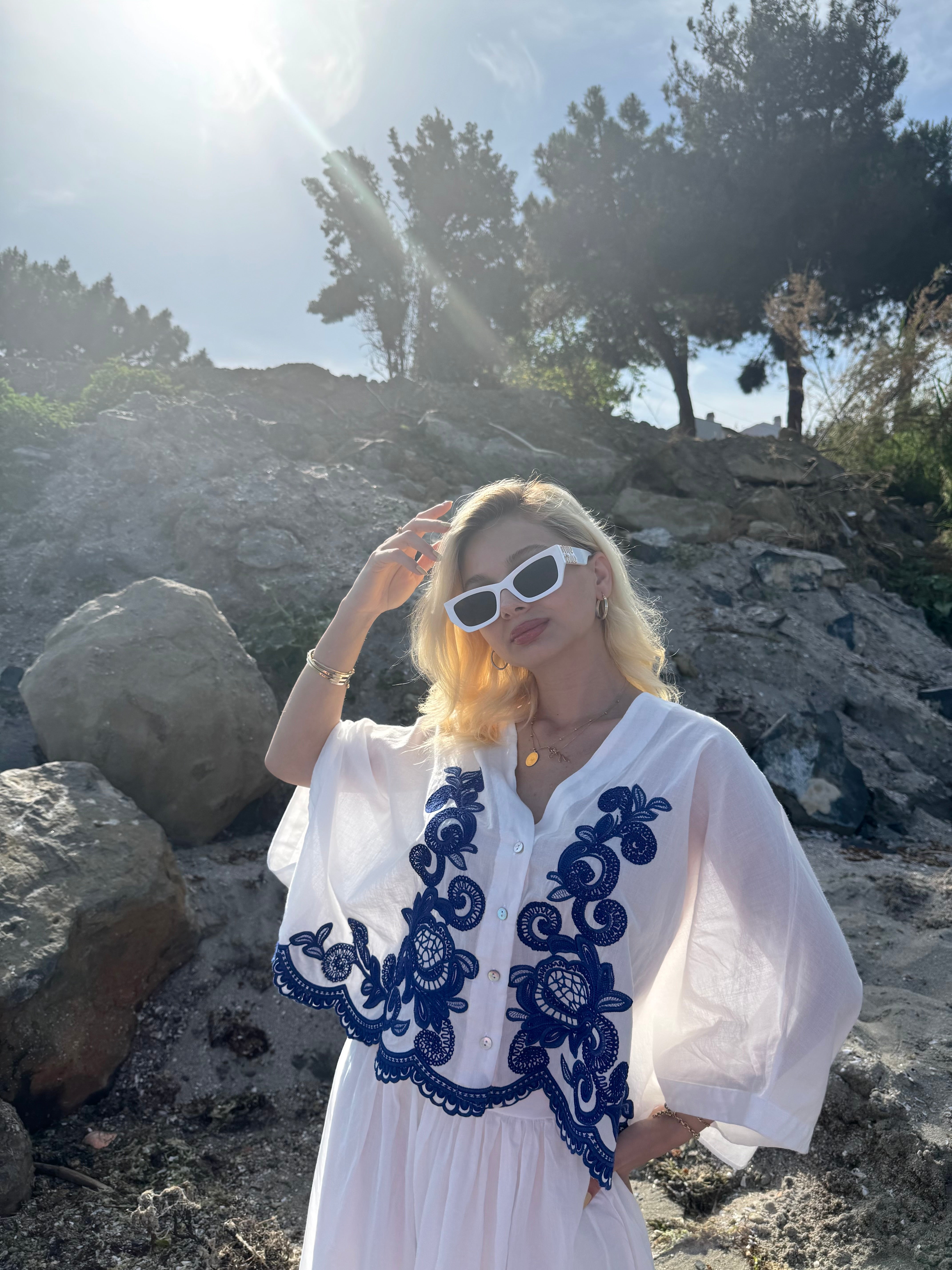 Beyaz Mavi Çicek Nakışlı Gömlek Etek Takım