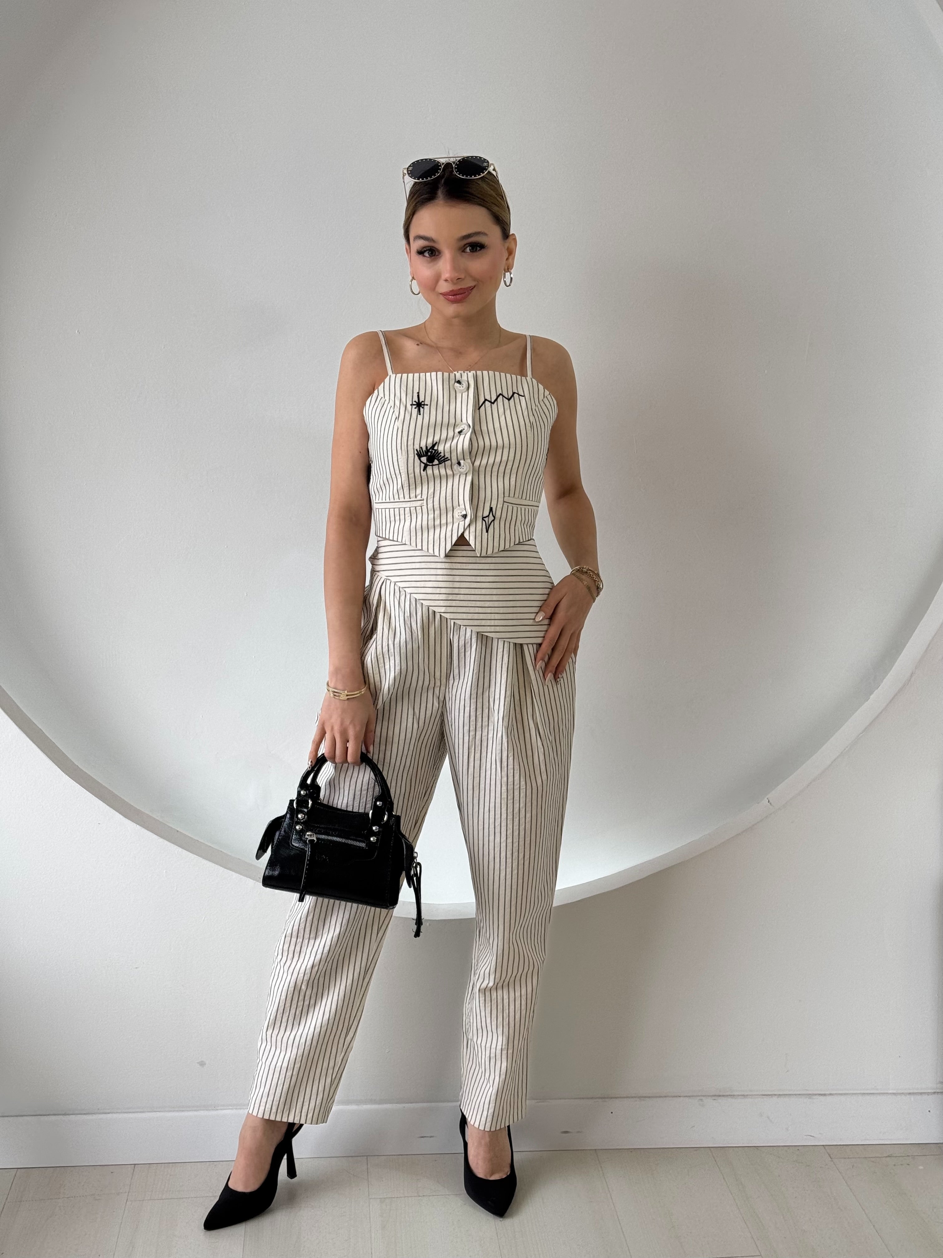 Çizgili Yelekli Takım