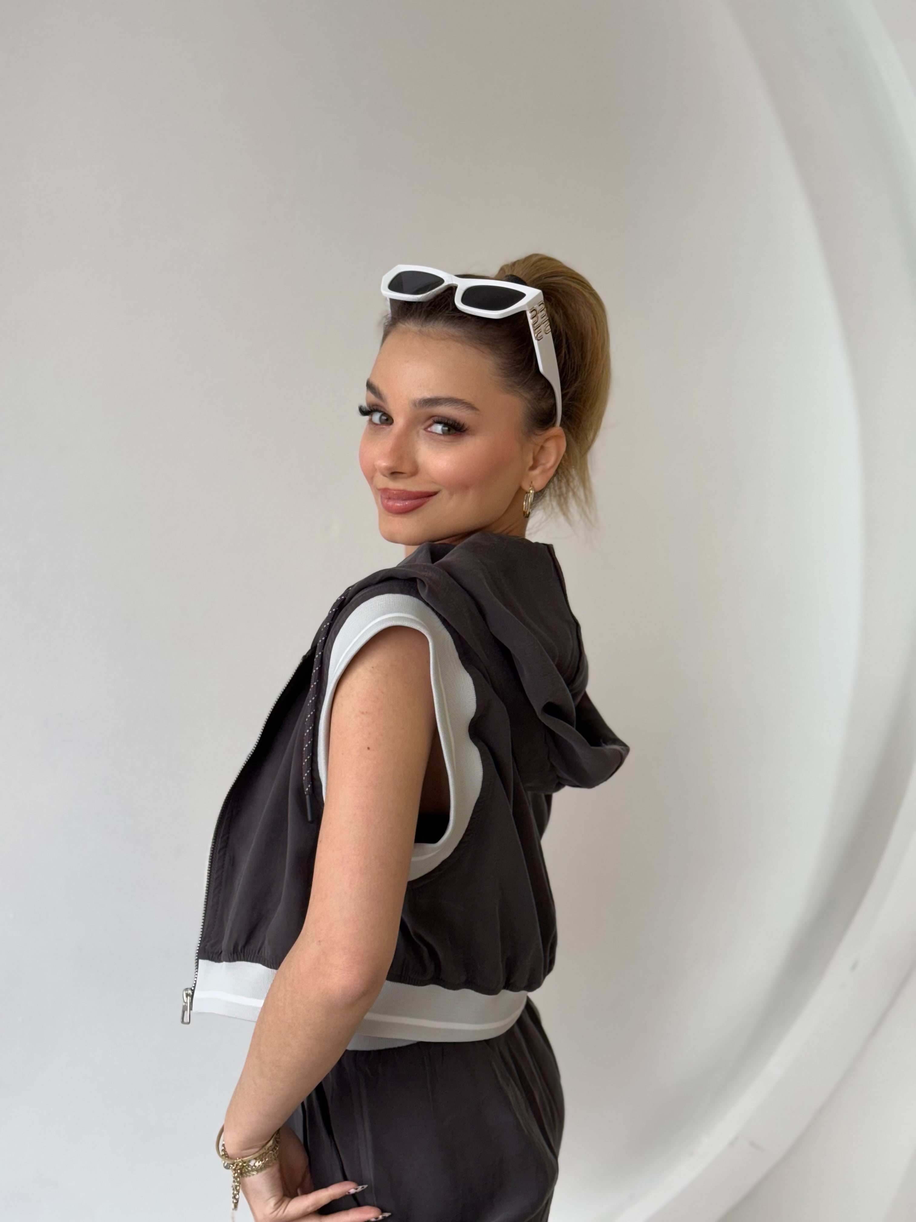 Kapüşon Ve Fermuar Detaylı Yelek Pantolon Takım