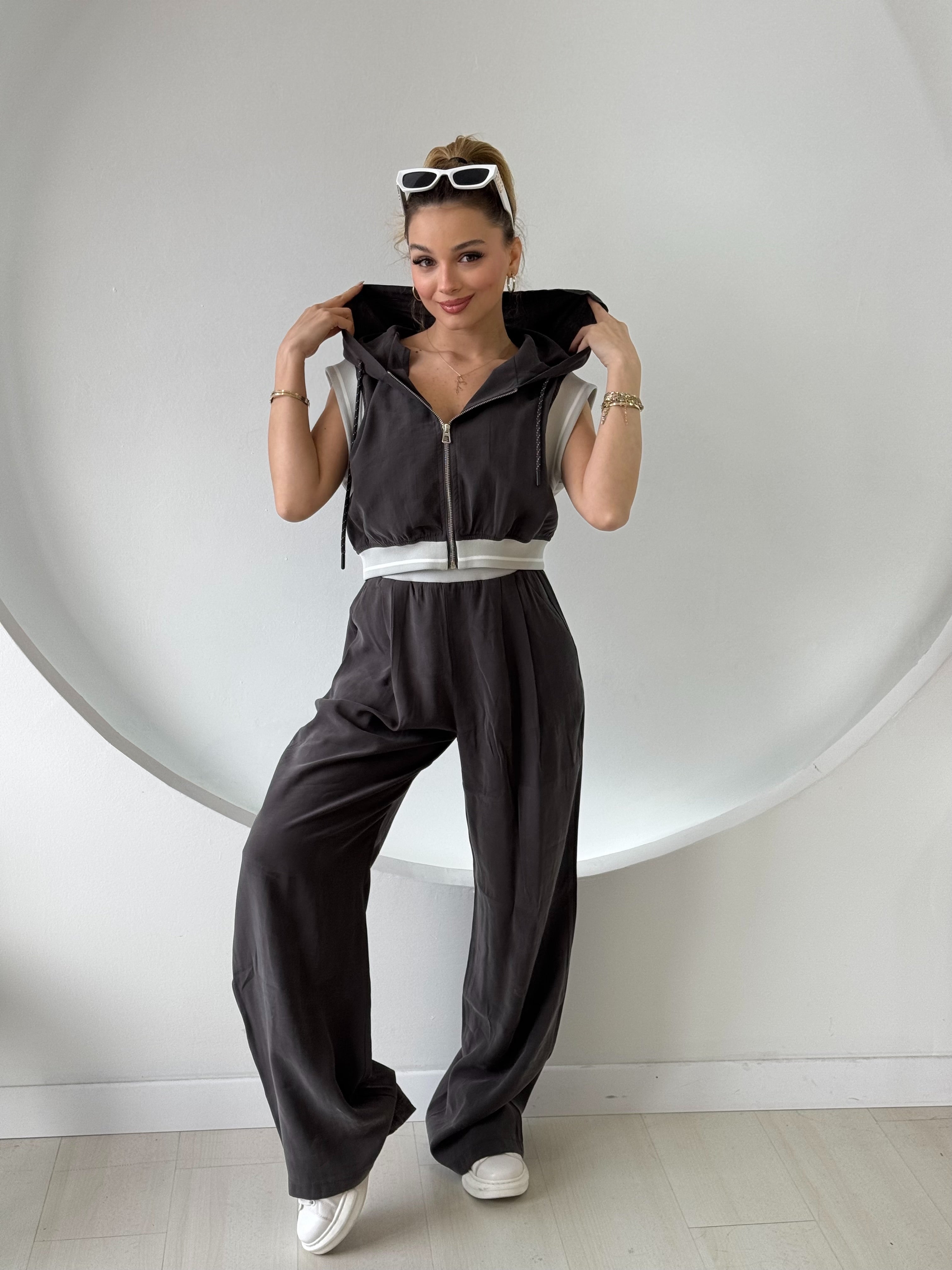 Kapüşon Ve Fermuar Detaylı Yelek Pantolon Takım