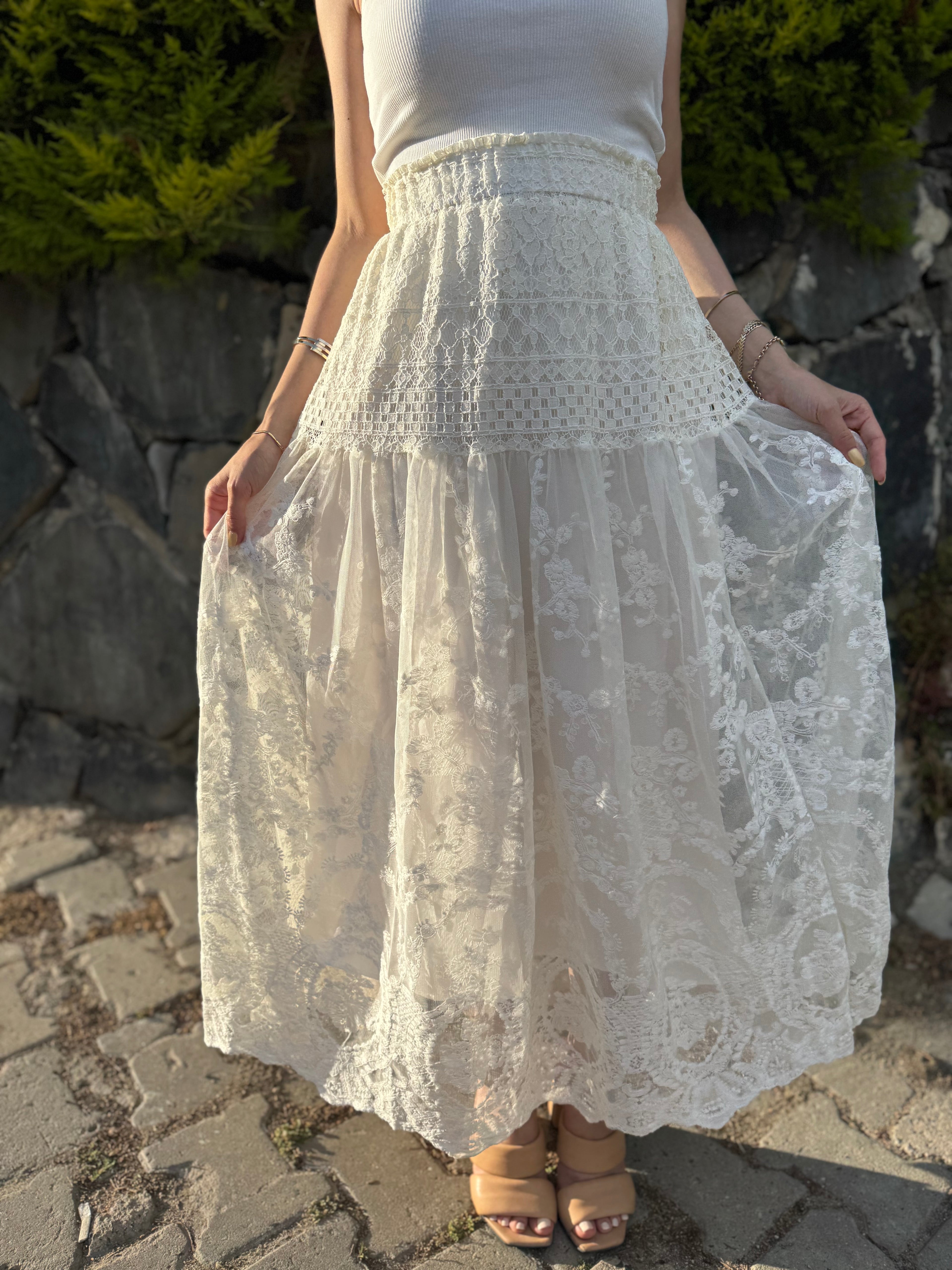 Ekru Dantel İşlemeli Astarlı Etek