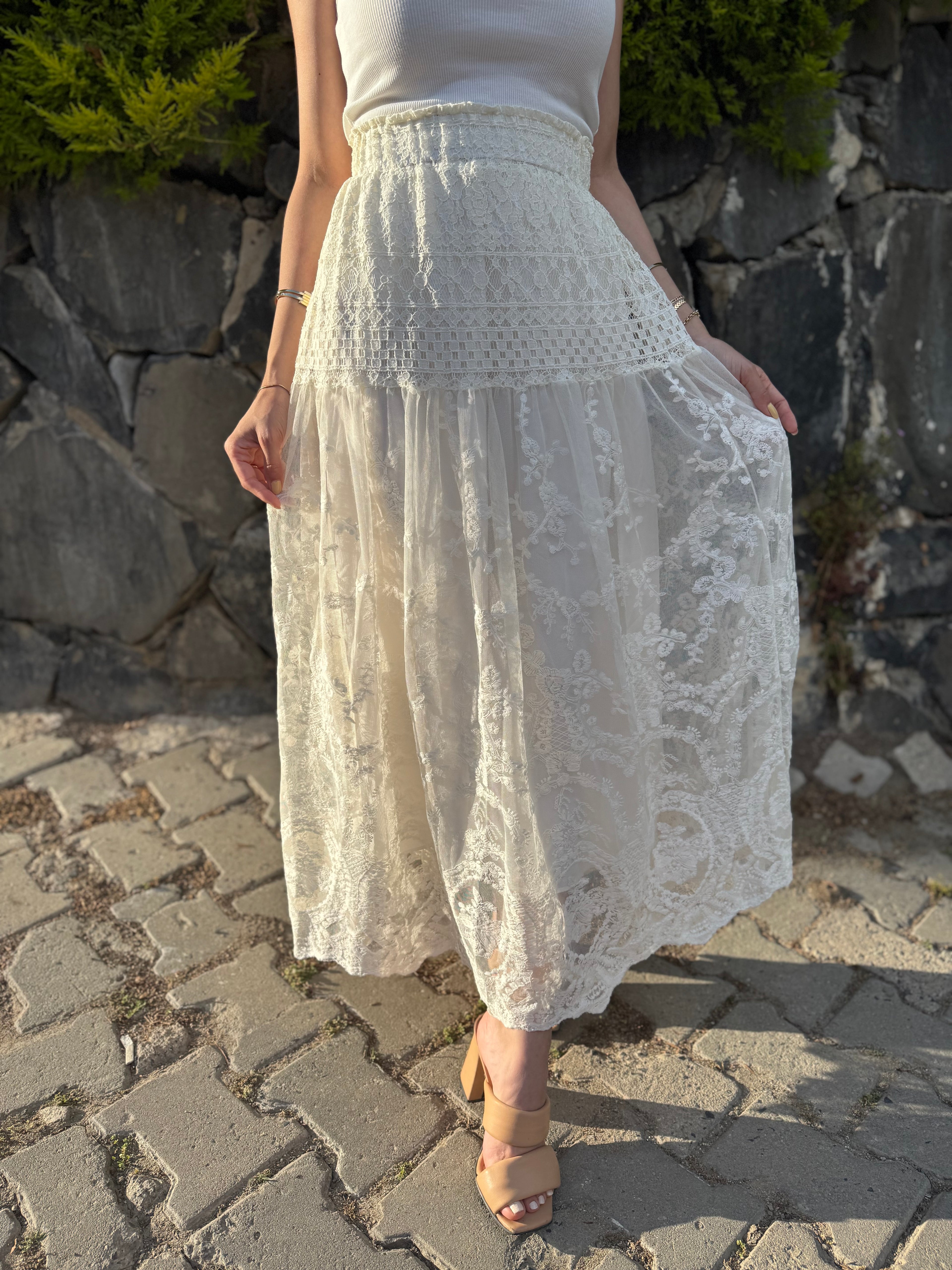 Ekru Dantel İşlemeli Astarlı Etek
