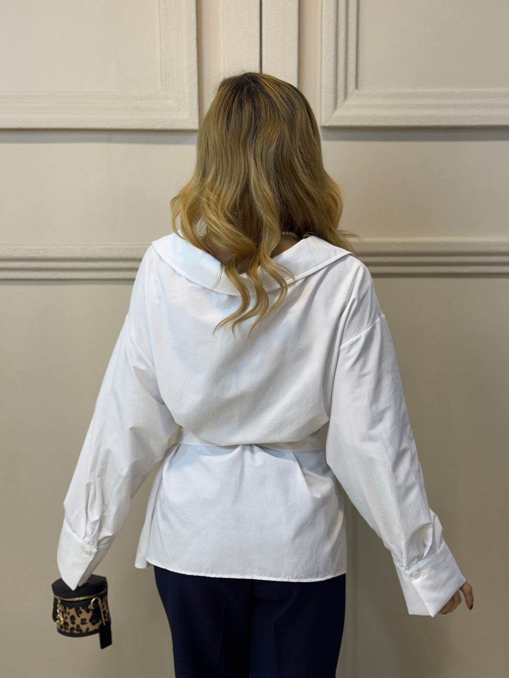 Beyaz Açık Yaka Kuşaklı Gömlek