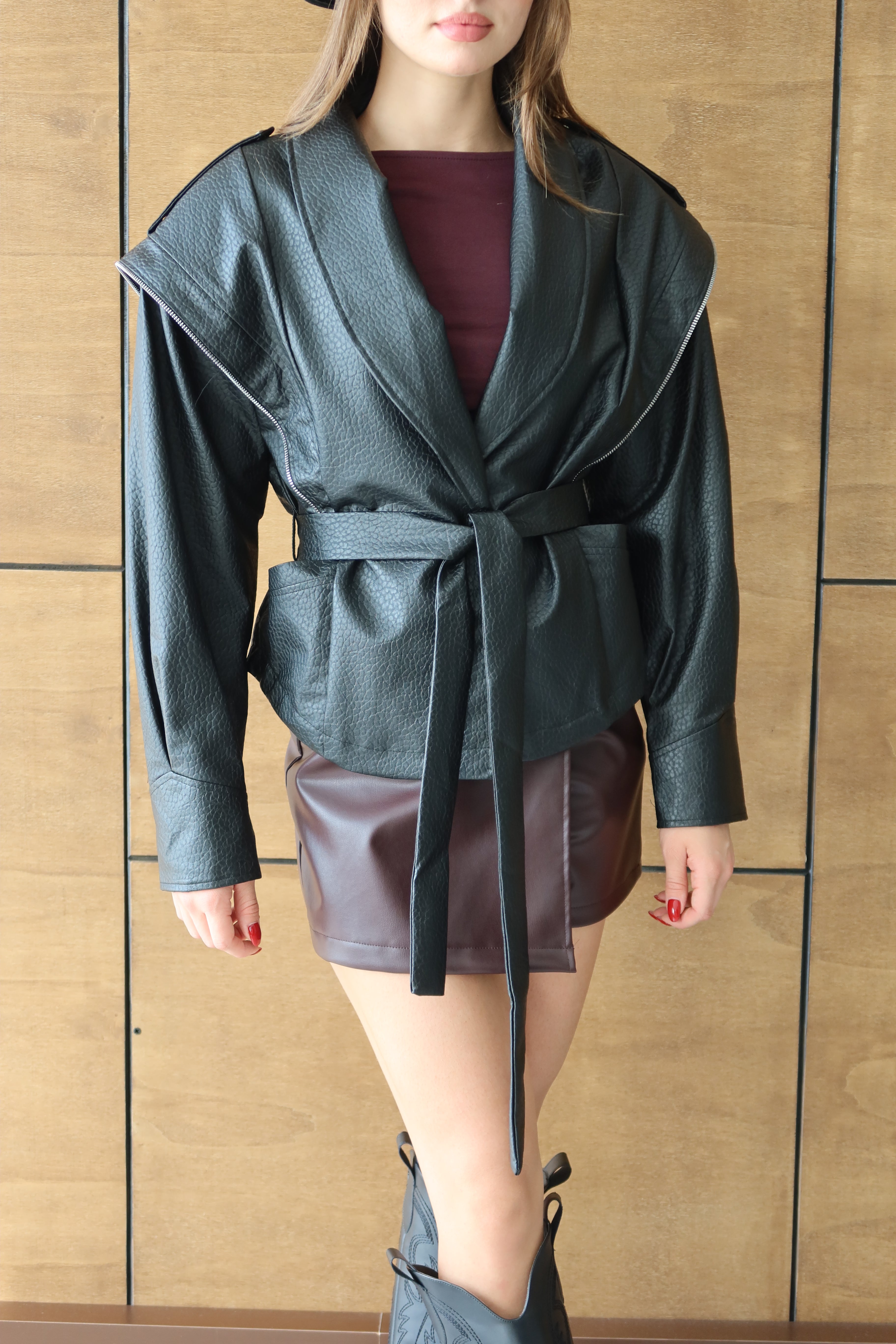 Siyah Kuşaklı Tasarım Deri Ceket