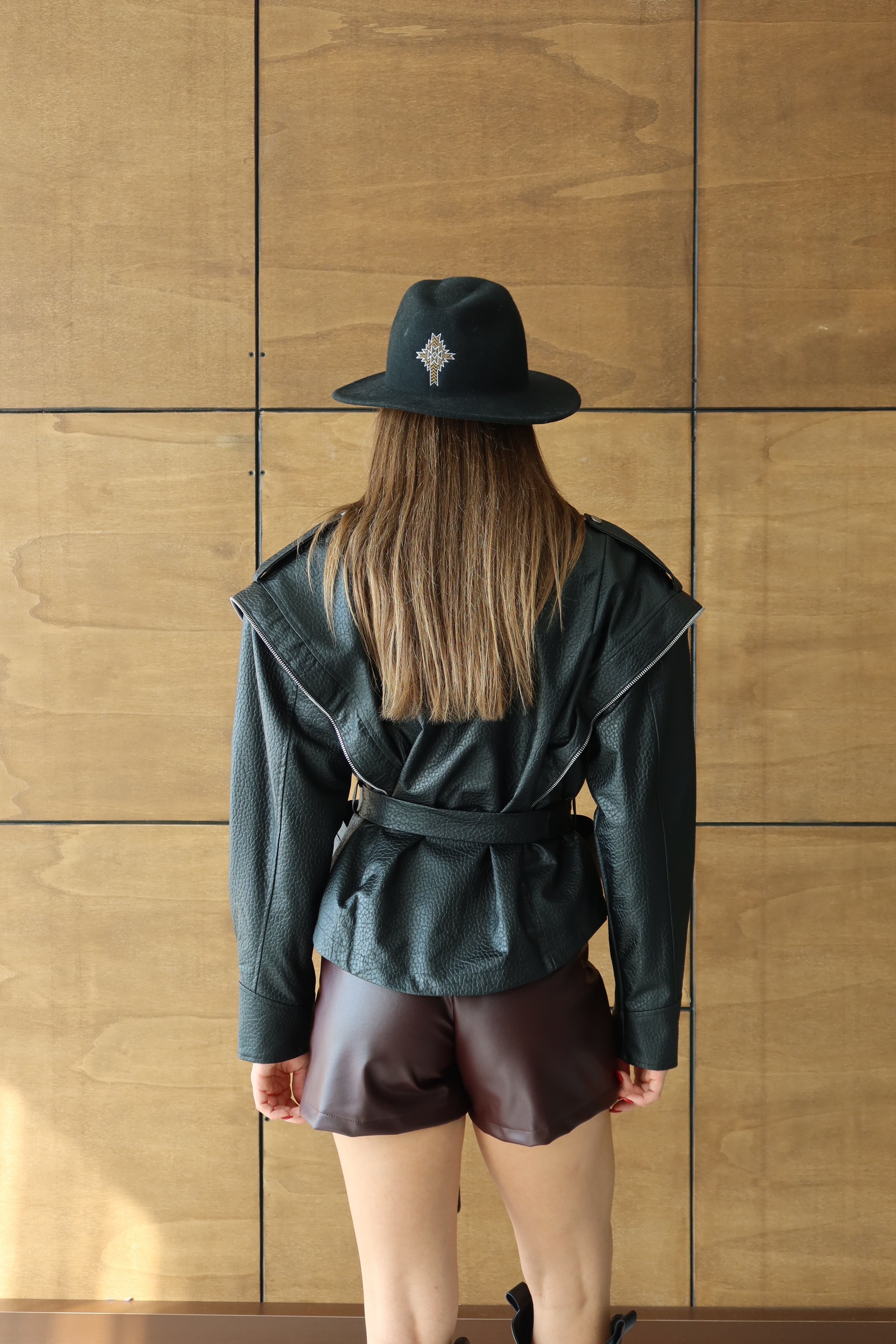 Siyah Kuşaklı Tasarım Deri Ceket