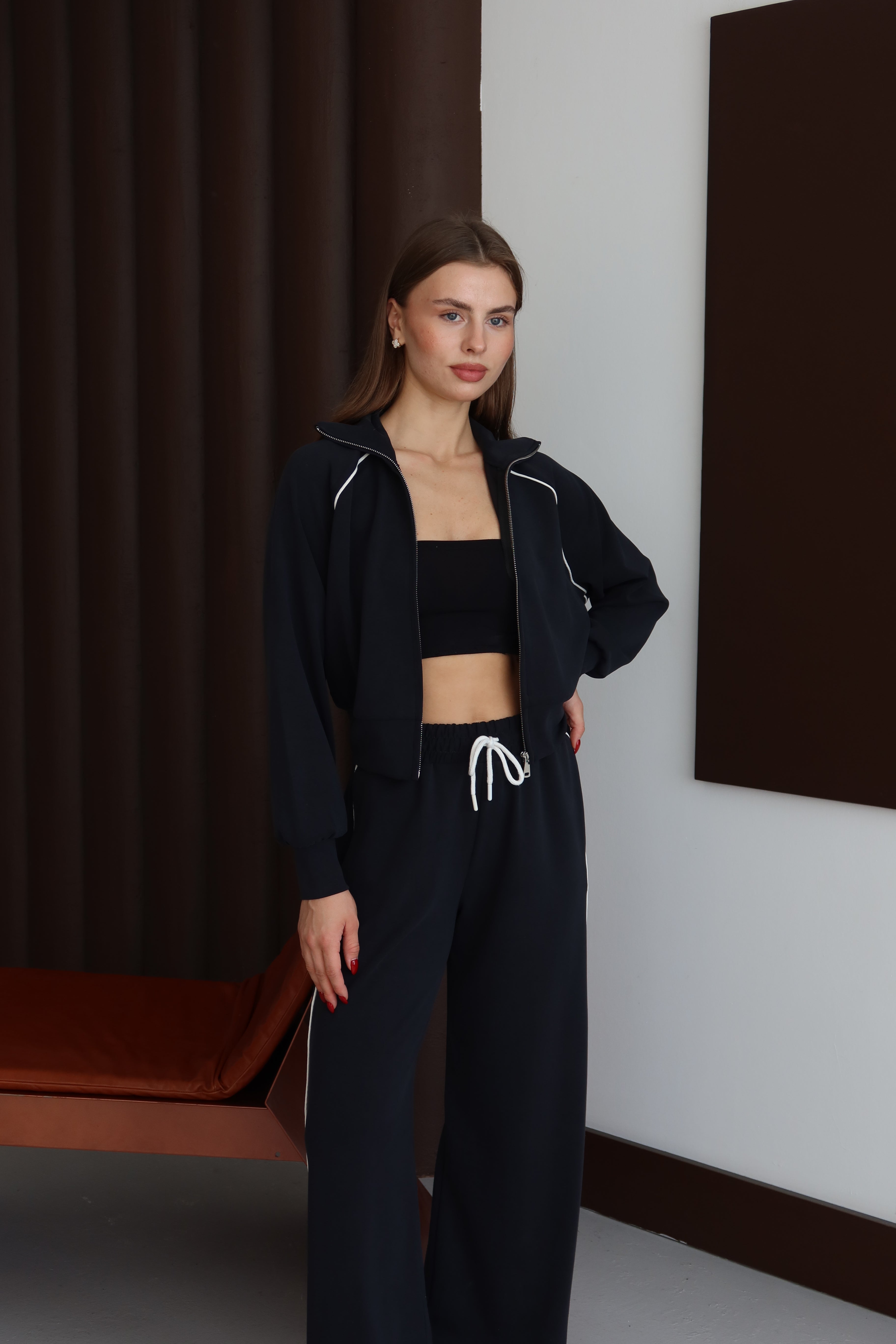 Siyah Biye Detaylı Beli Lastikli Eşofman Takım