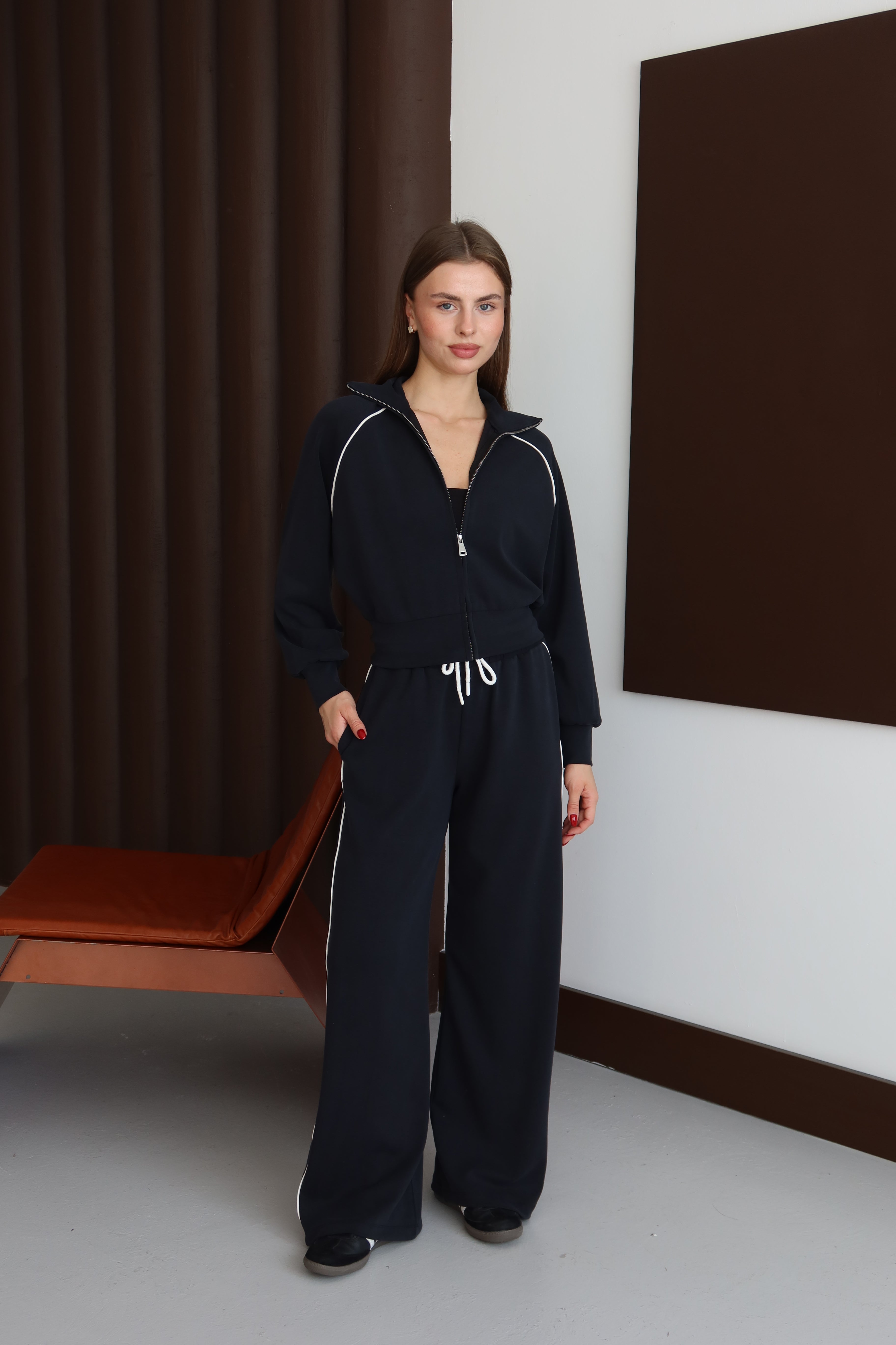 Siyah Biye Detaylı Beli Lastikli Eşofman Takım