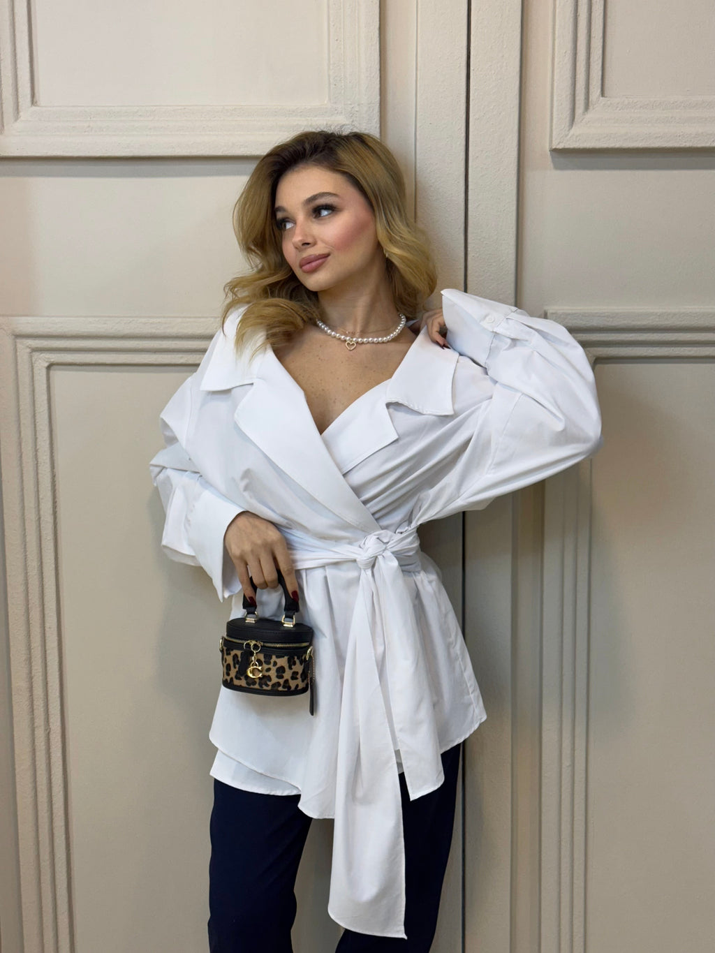 Beyaz Açık Yaka Kuşaklı Gömlek