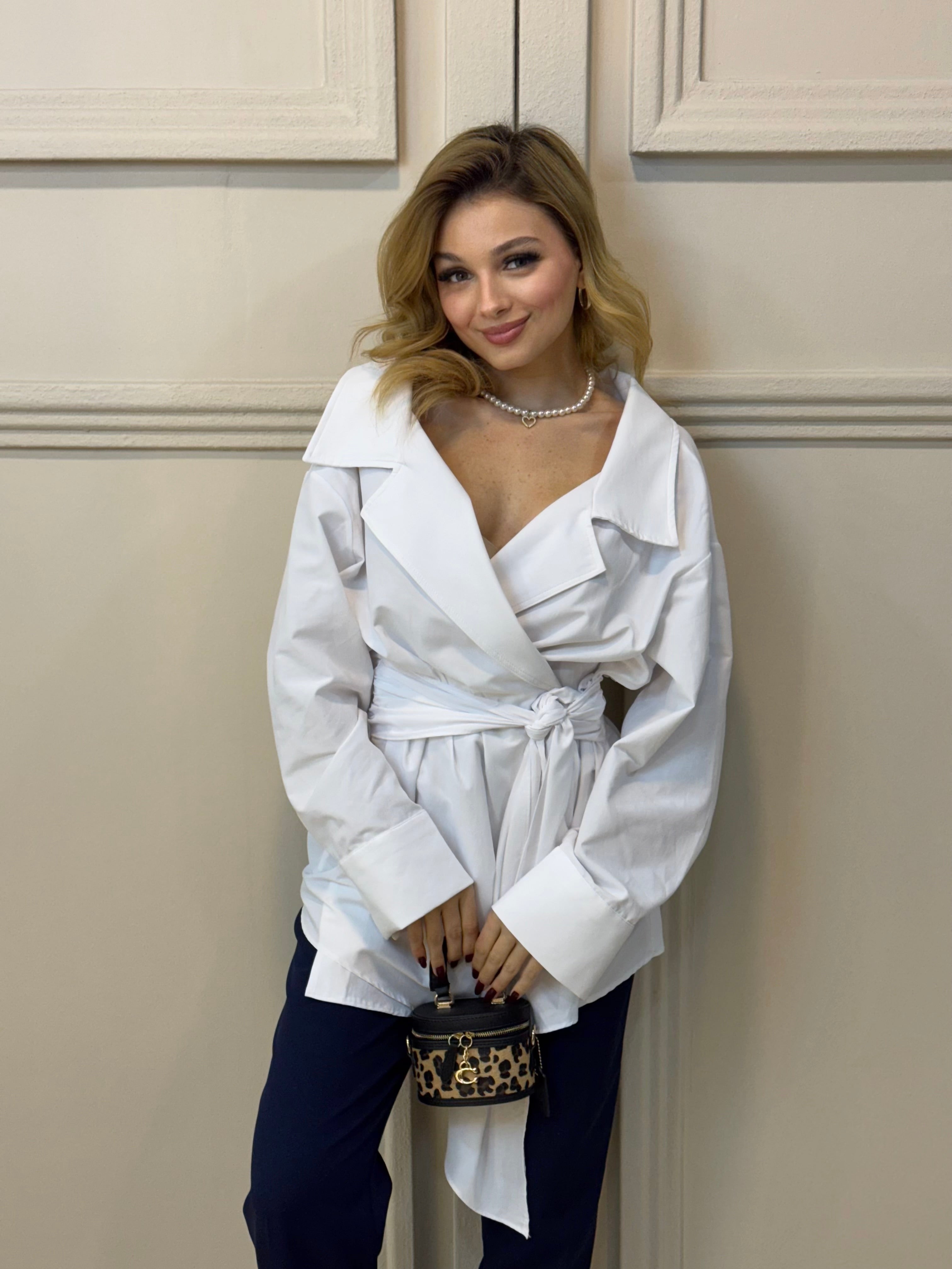 Beyaz Açık Yaka Kuşaklı Gömlek