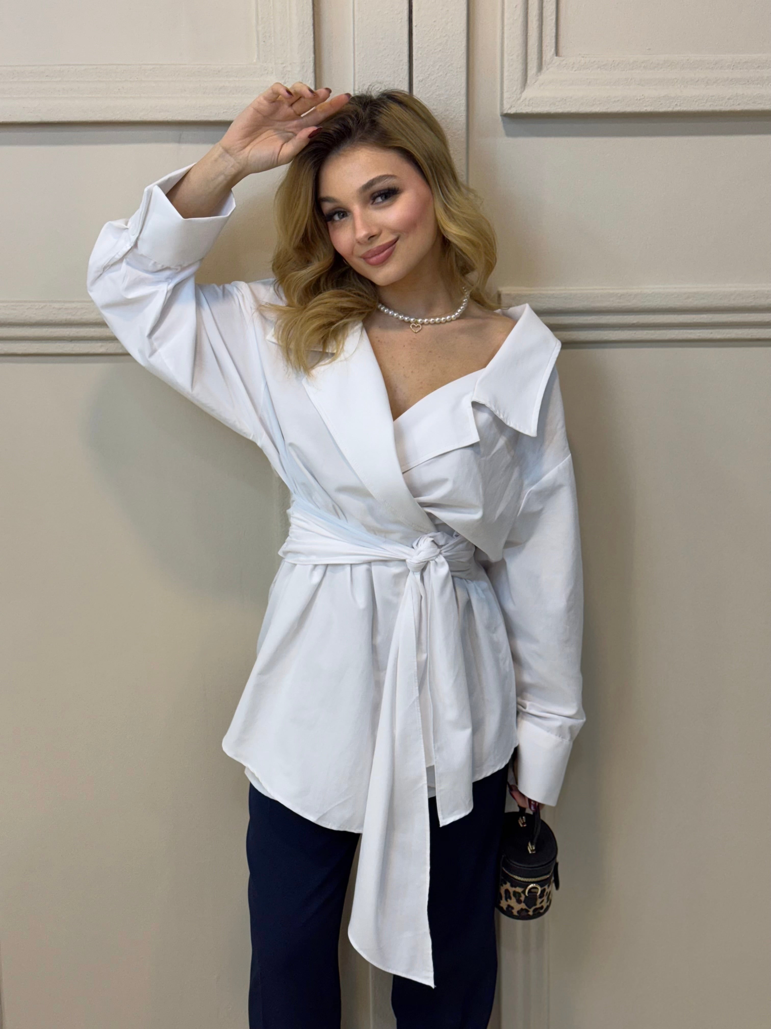 Beyaz Açık Yaka Kuşaklı Gömlek