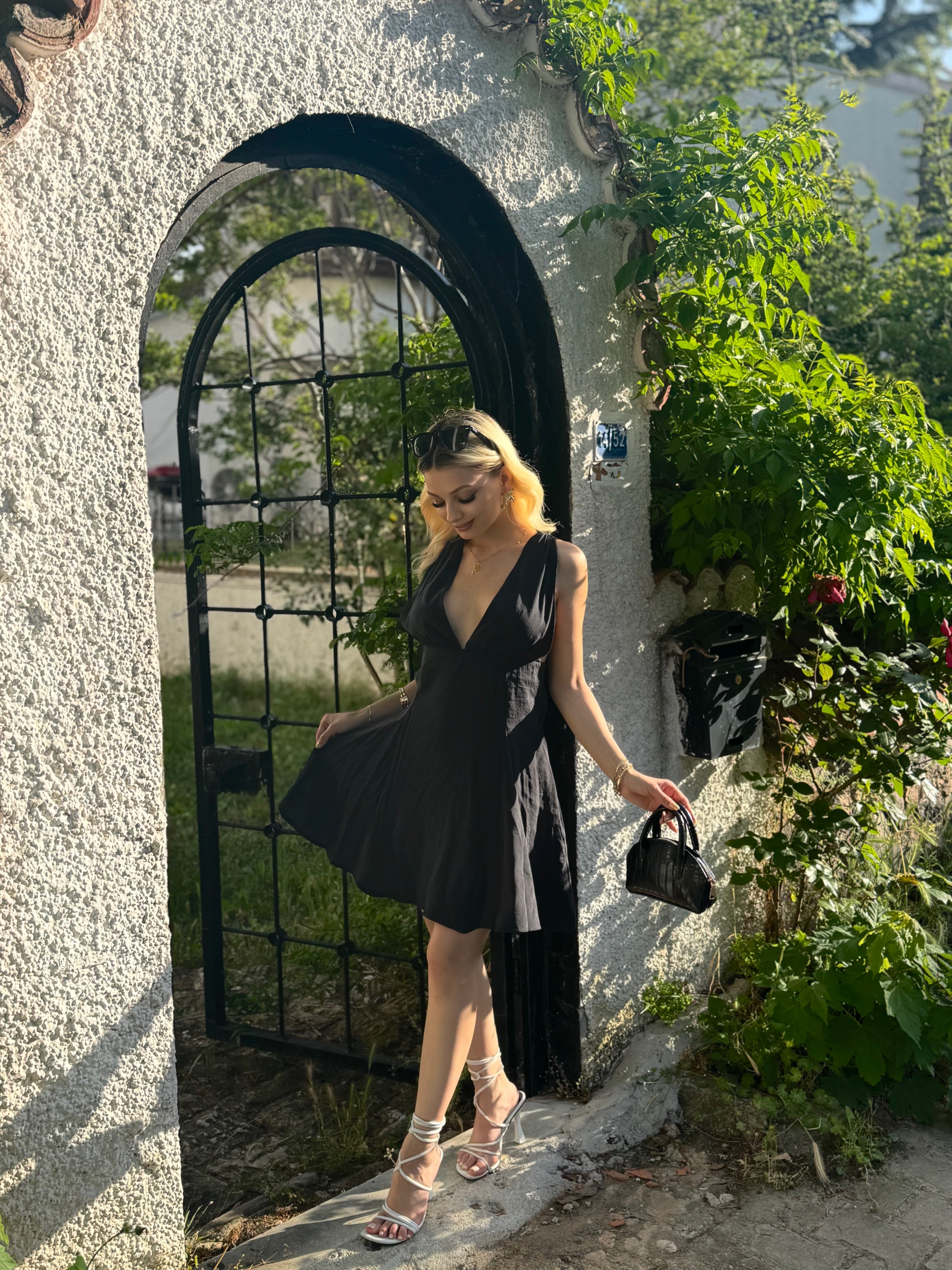 Siyah Askılı Volanlı Kısa Elbise