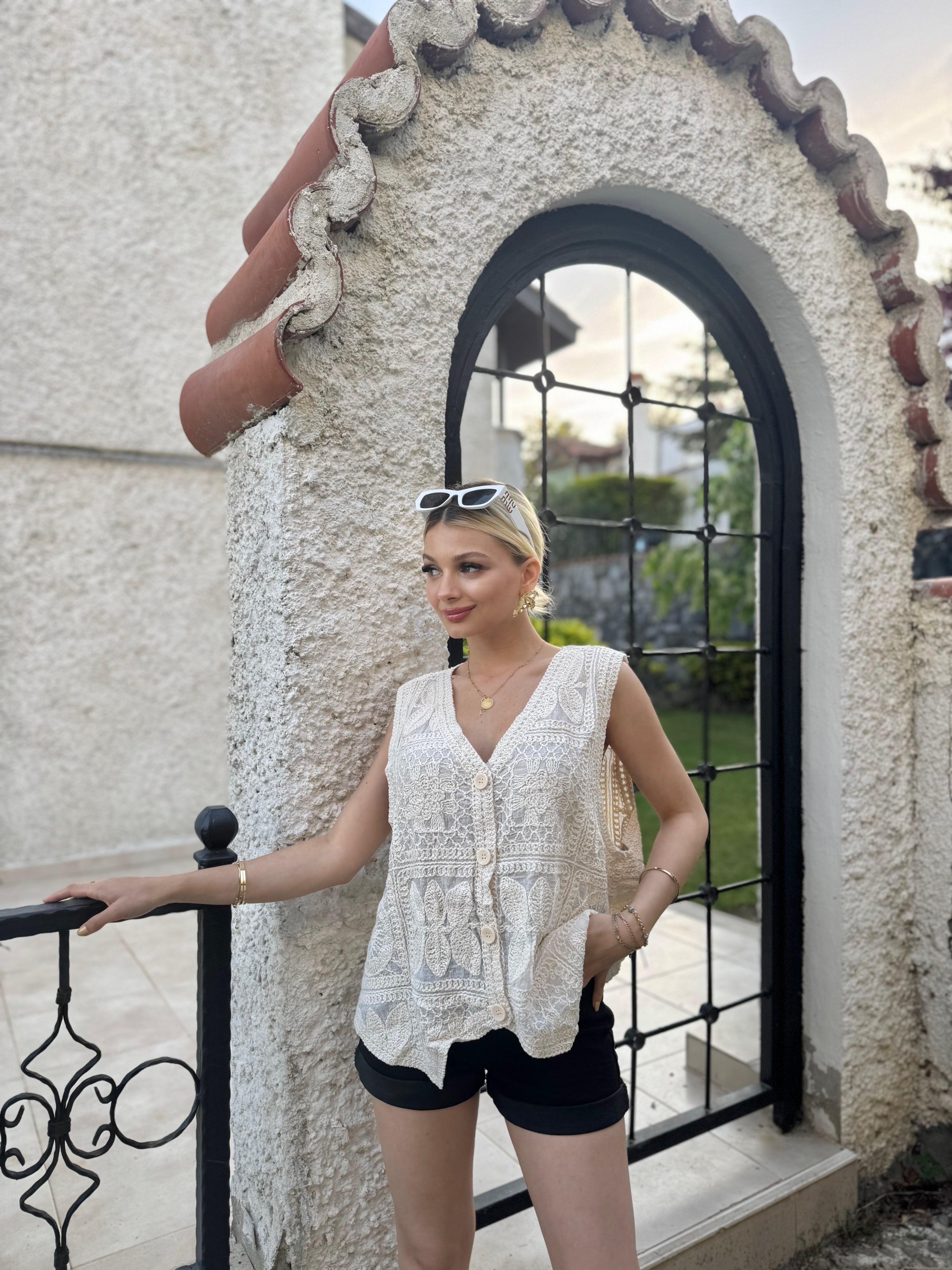 Ekru Kemik Düğme Örgü Yelek