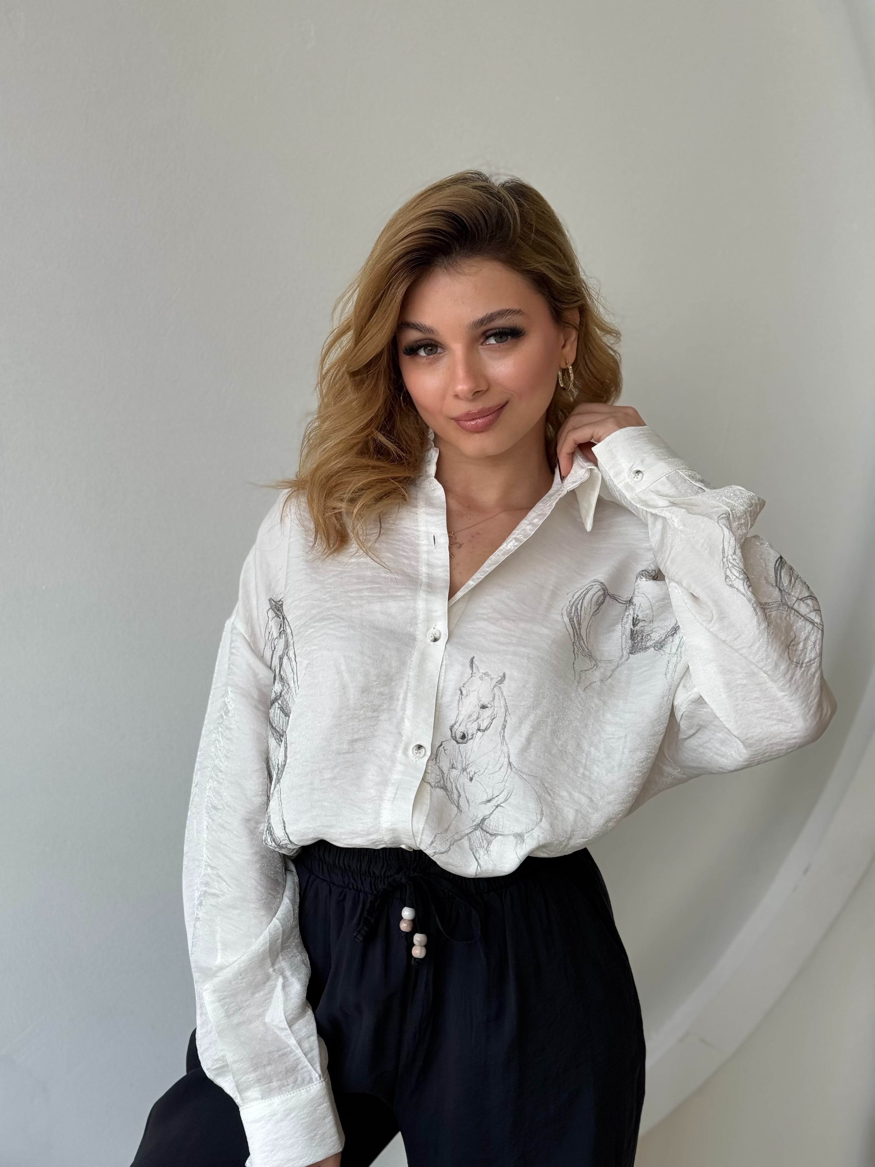 Ekru-Siyah At Desenli Düğmeli Gömlek