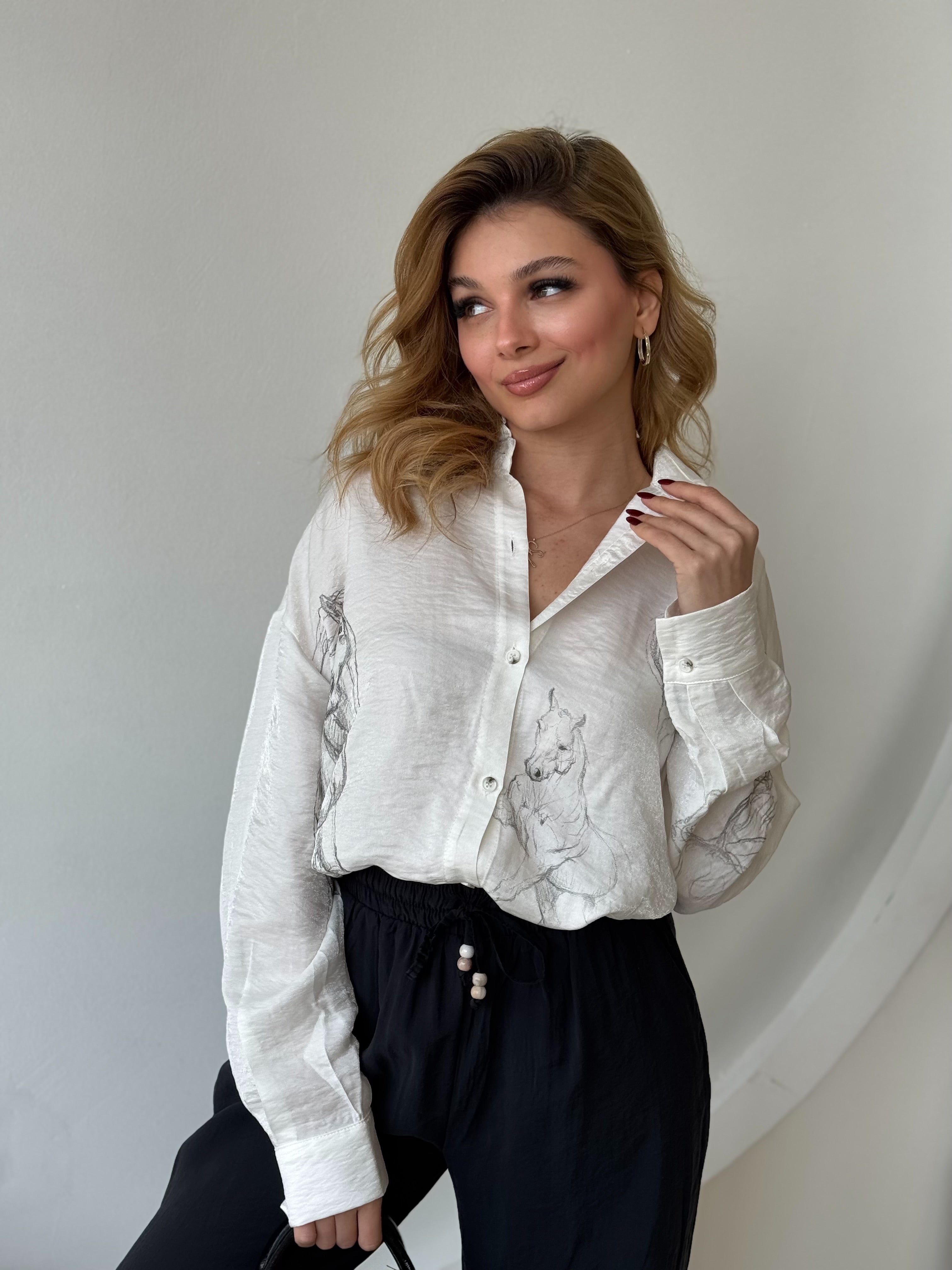 Ekru-Siyah At Desenli Düğmeli Gömlek