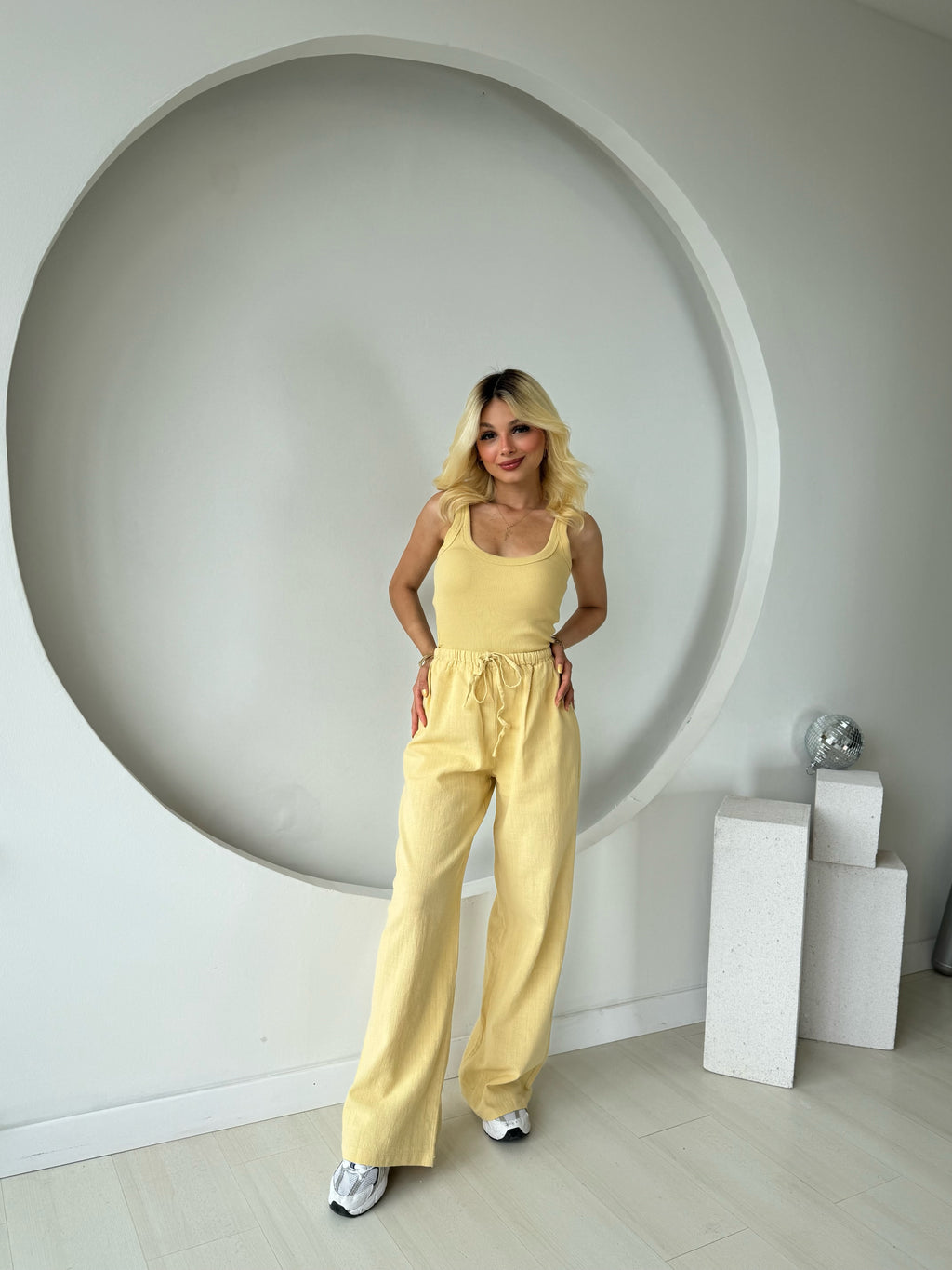 Beli Bağcıklı Keten Pantolon