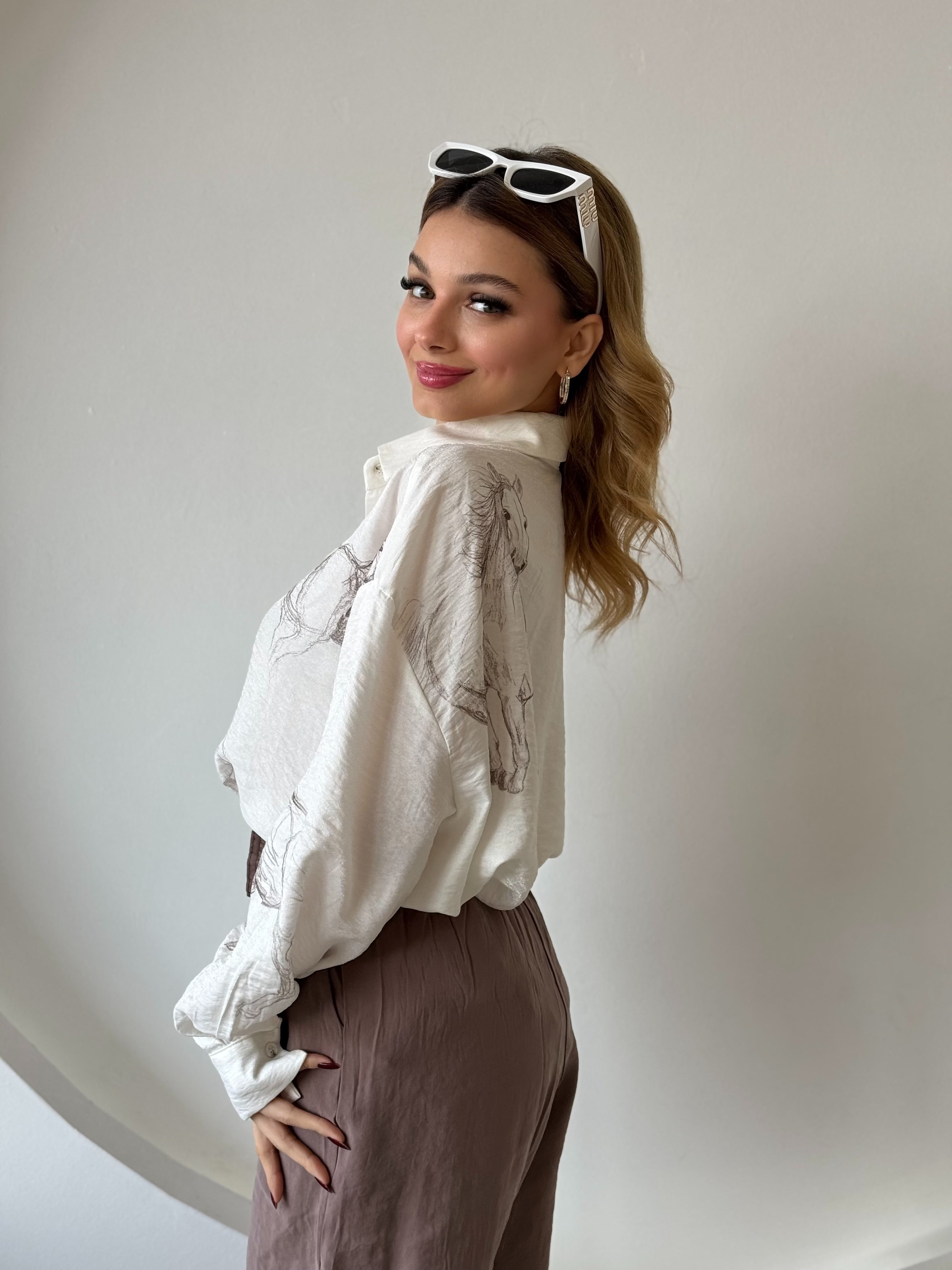 Ekru -Kahverengi At Desenli Düğmeli Gömlek