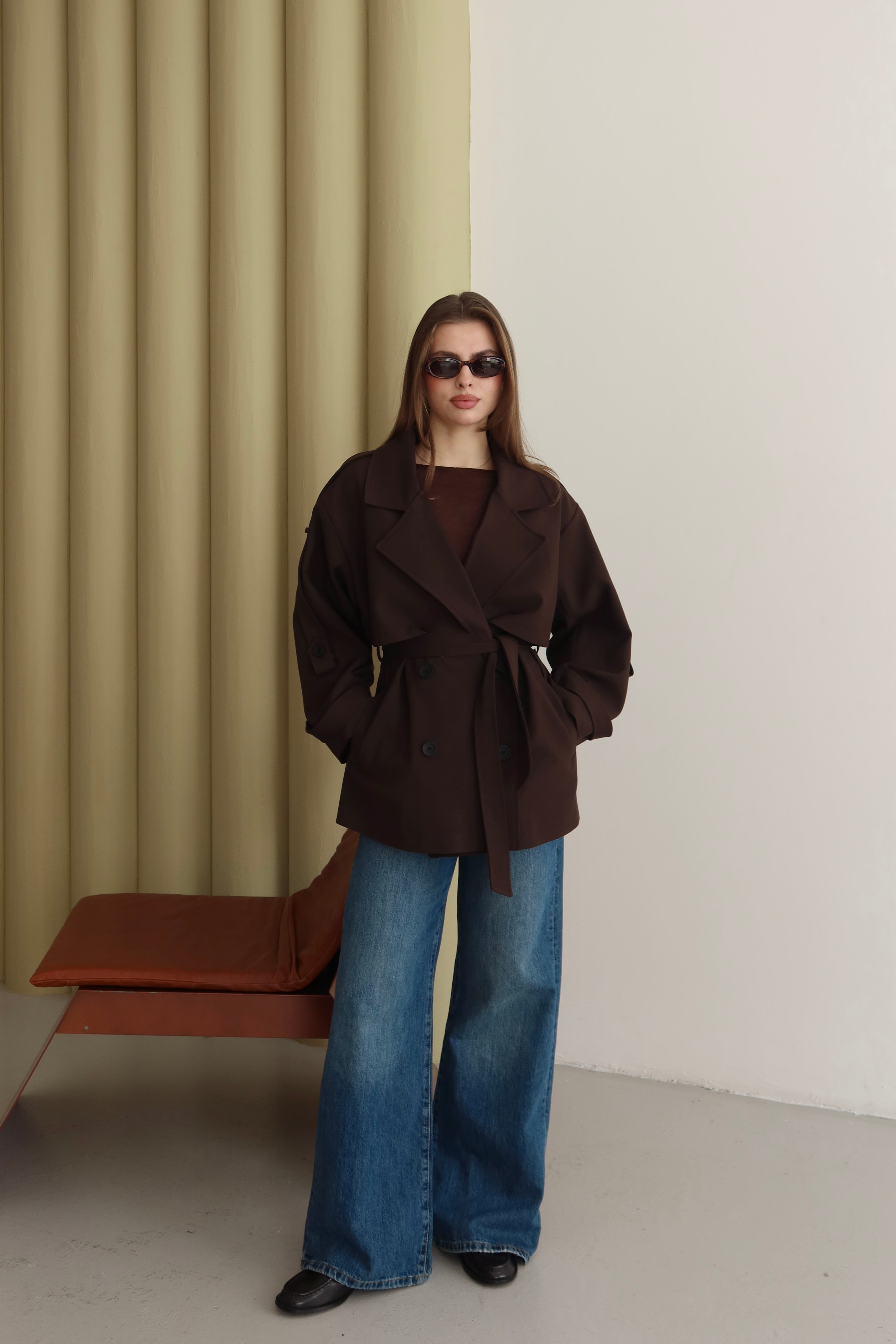 KAHVERENGİ  DÜĞME VE KUŞAK DETAYLI TRENÇKOT